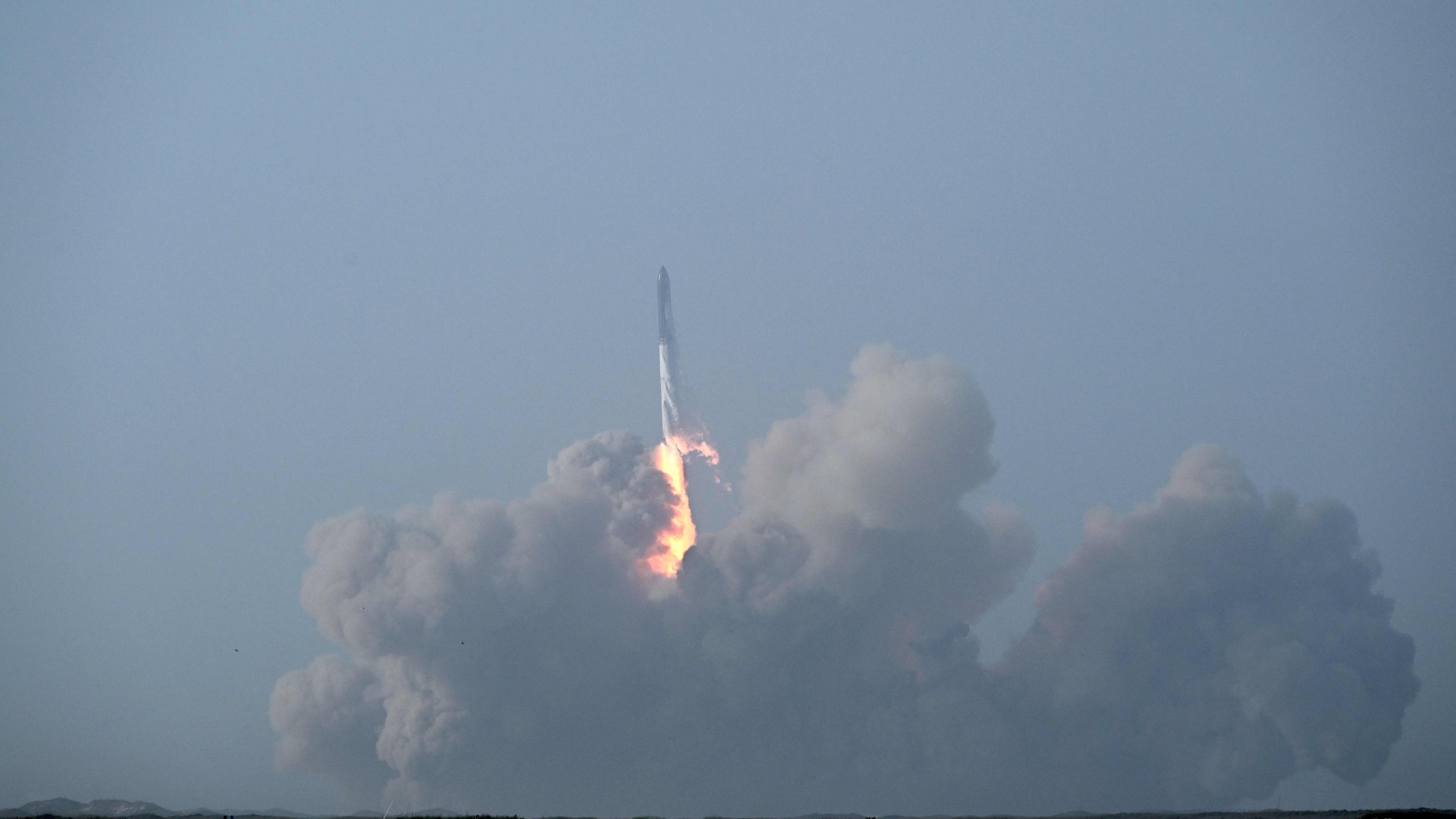 Lancement réussi pour Starship, la plus grande fusée du monde, avant son  explosion