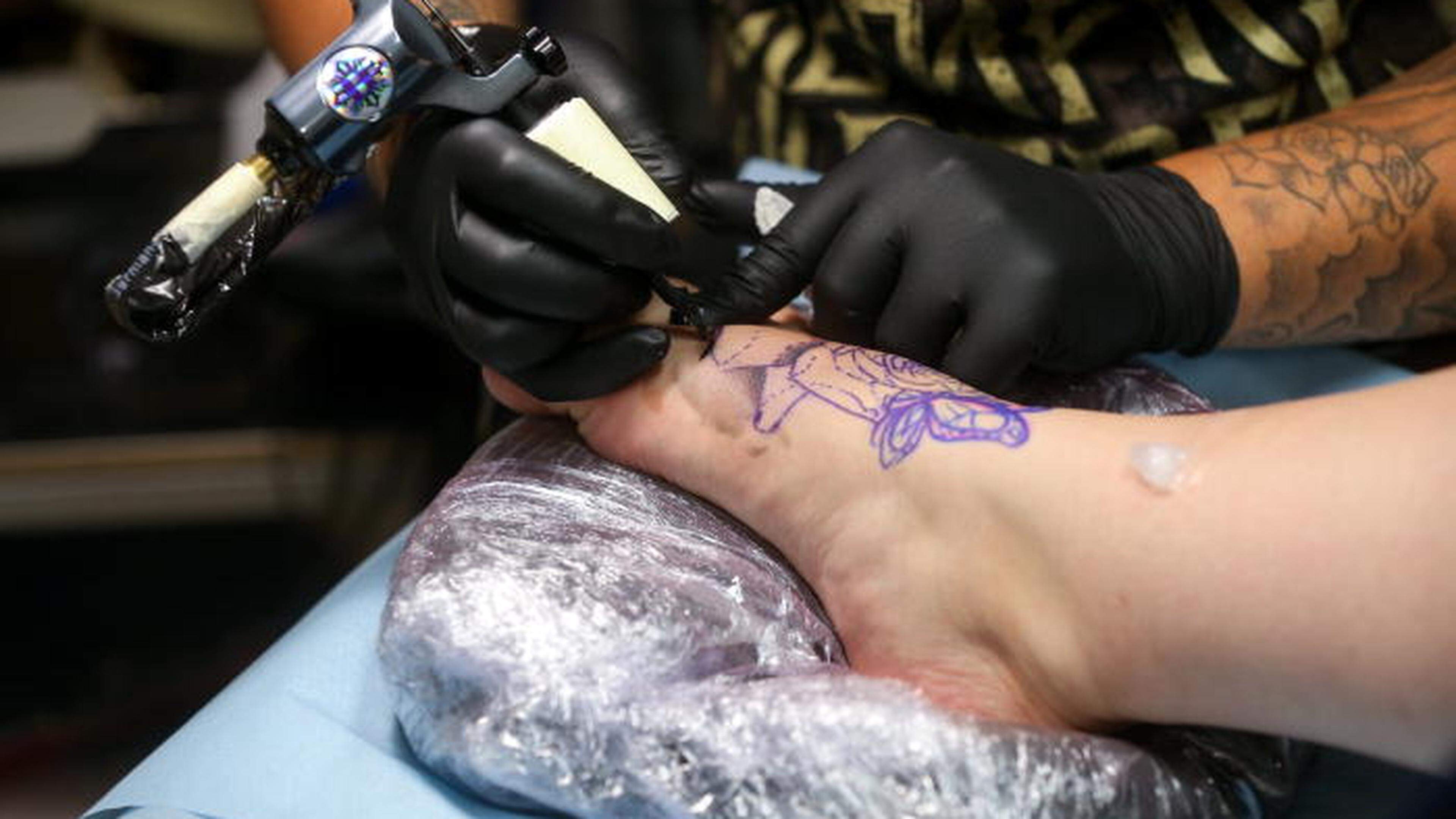 «Les futurs artistes tatoueurs doivent respecter des conditions d’hygiène et de salubrité strictes», souligne le ministère de l’Éducation