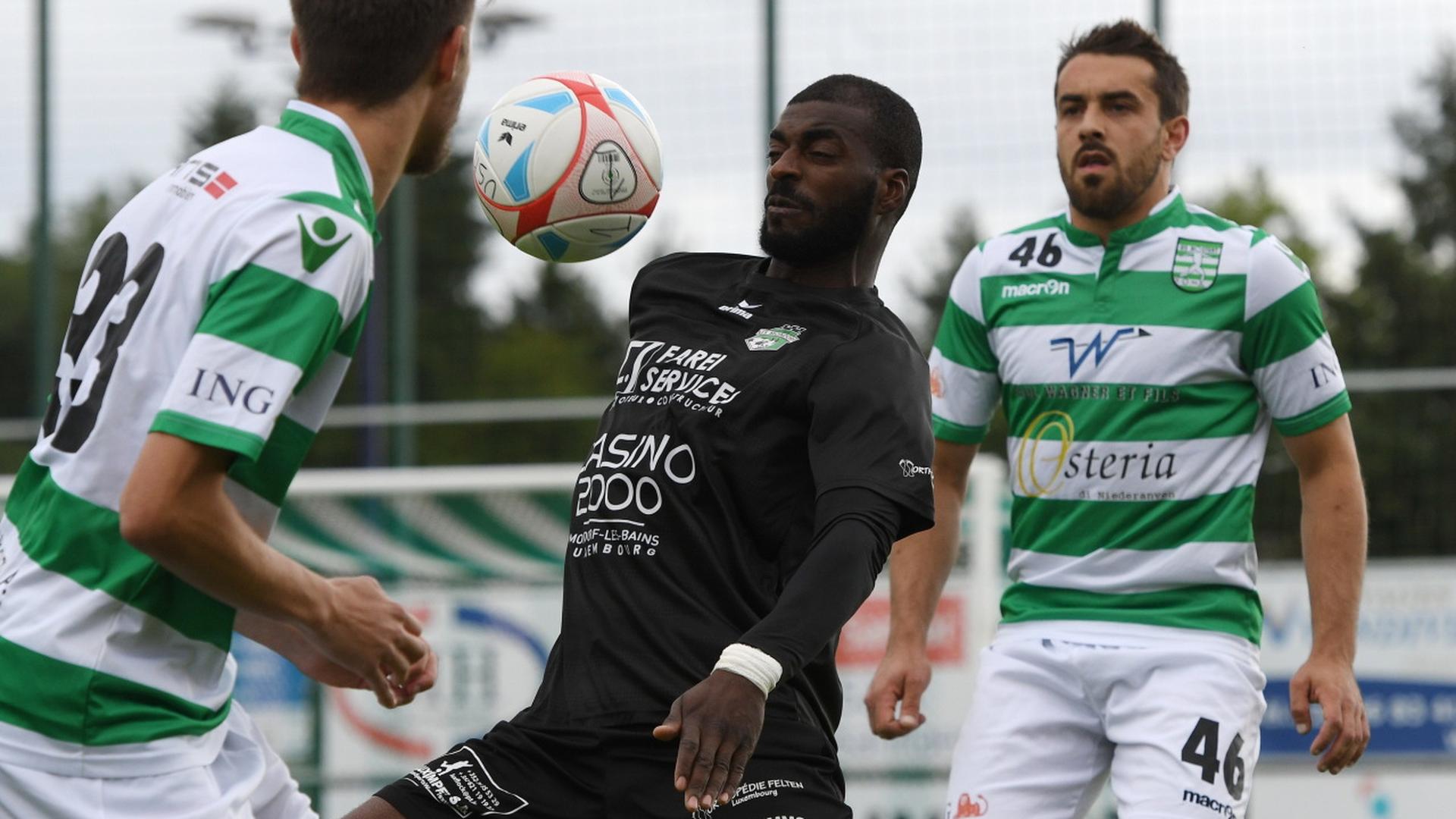 Ezequiel Cabral pris dans la tenaille hostertoise.Pour l'instant, Guillaume Mura laisse faire.