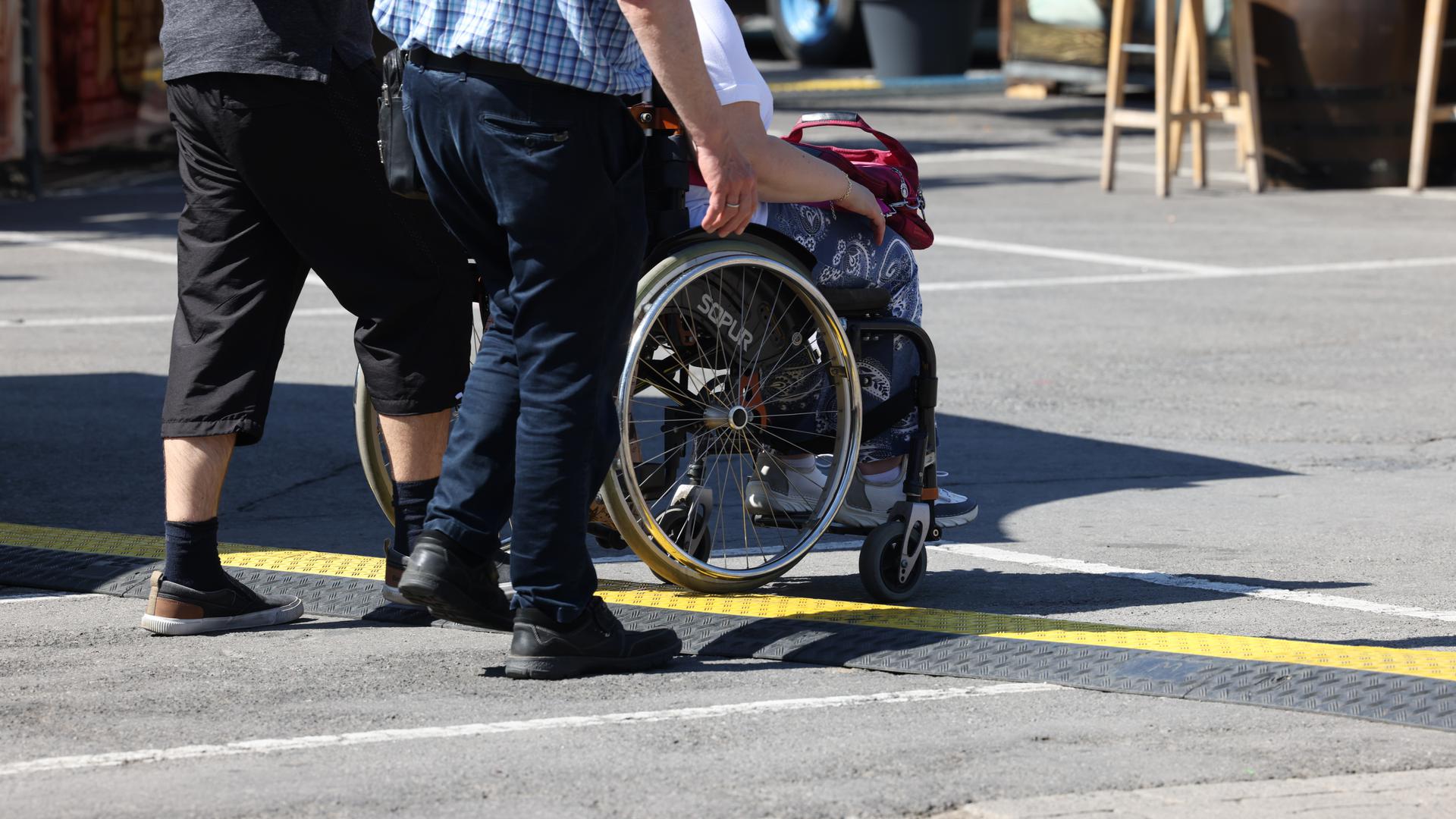 Lokales , Schueberfouer , Info-Handicap , Rollstuhl ,  Foto: Anouk Antony/Luxemburger Wort