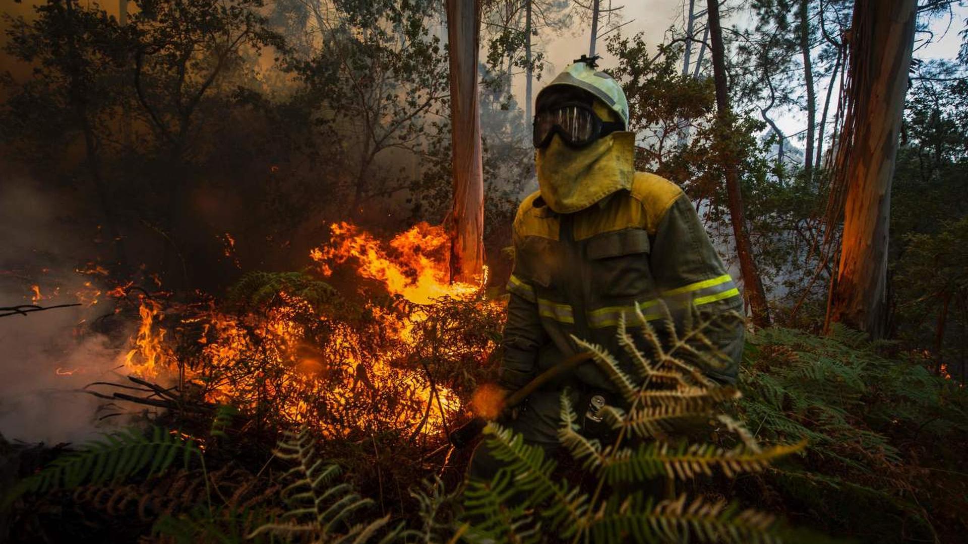 Un pompier tente d'éteindre un incendie à Arbo, au nord-ouest de l'Espagne et à proximité du Portugal, le 11 août 2016