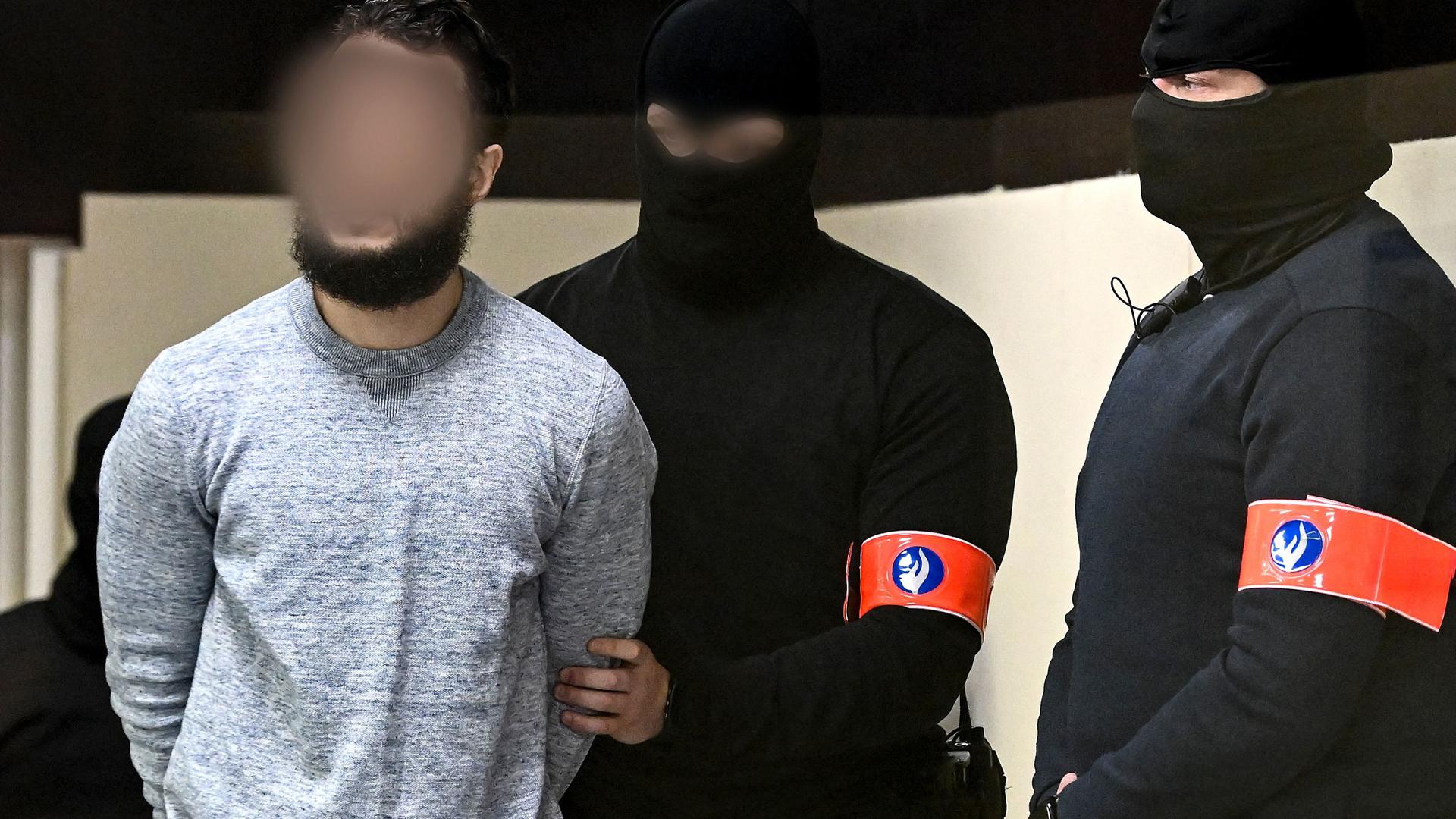 Salah Abdeslam avait en effet affirmé aux enquêteurs français qu'il aurait dû actionner sa ceinture explosive devant le Stade de France, avant de requalifier sa cible. 