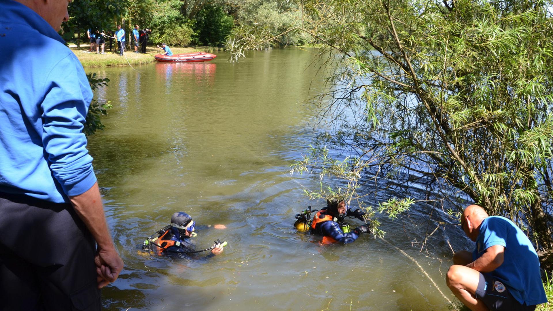 Des hommes-grenouilles ont été dépêchés sur place pour fouiller les étangs de Linger.