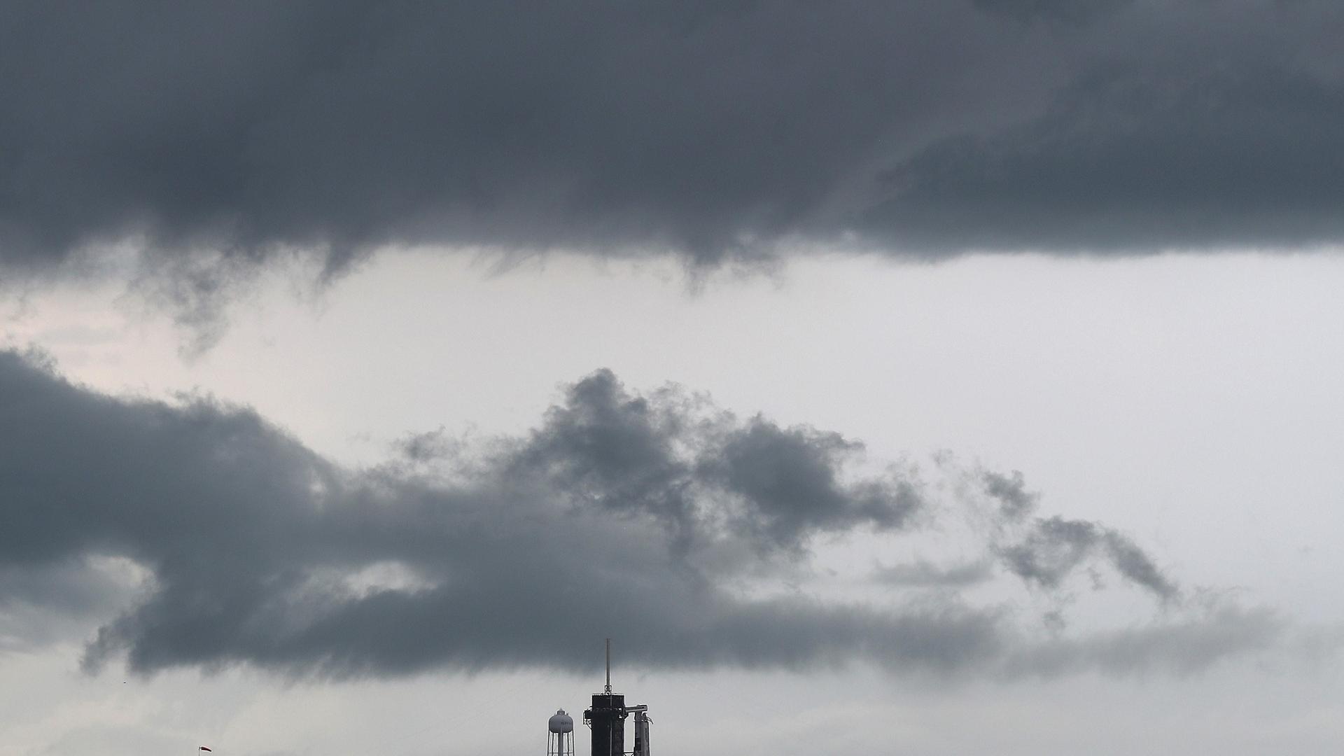 Il s'en est fallu de dix minutes pour que se dissipent les orages, la foudre  et la présence d'un épais nuage appelé cumulonimbus pouvant provoquer de la foudre au passage de la fusée