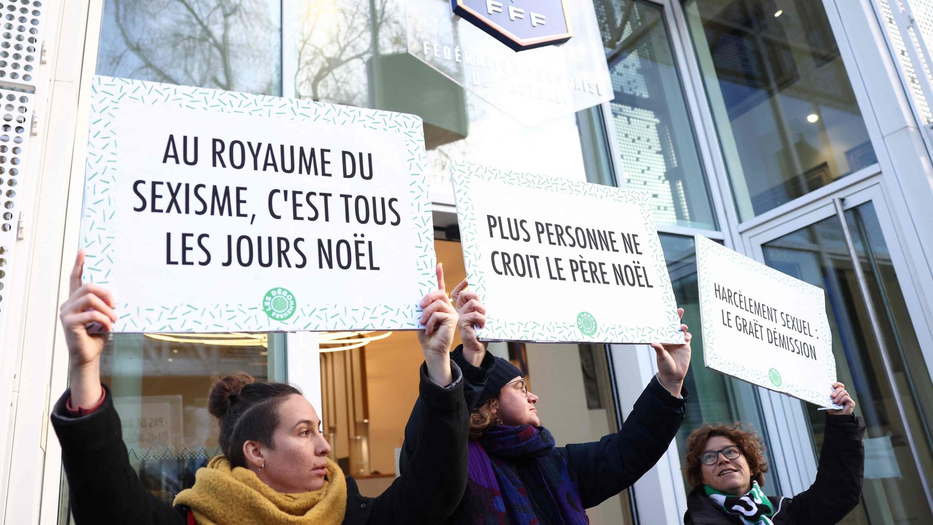 Des manifestantes étaient réunies devant le siège de la FFF pendant la réunion du comité exécutif.