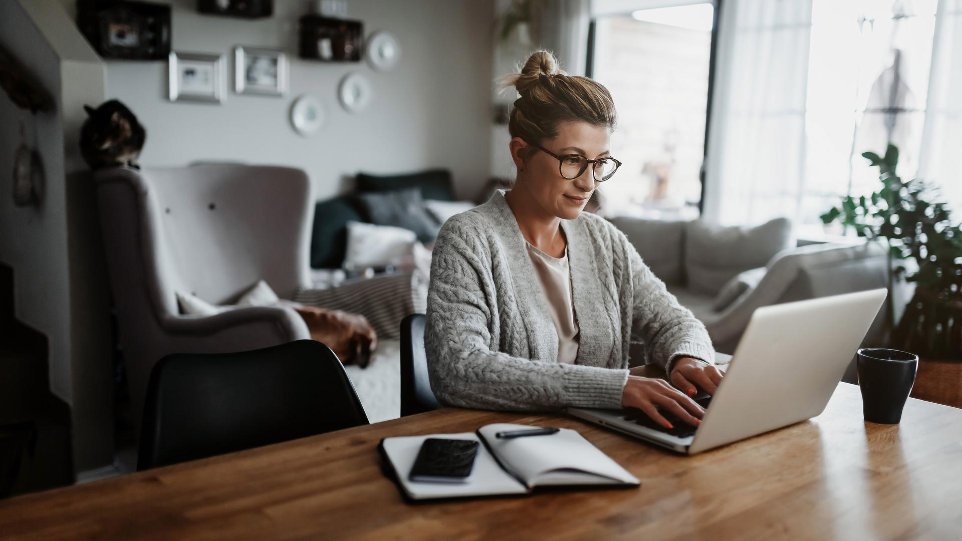 Depuis la pandémie, le travail à domicile est devenu une pratique quotidienne pour de nombreux travailleurs. Il existe néanmoins des pièges. 