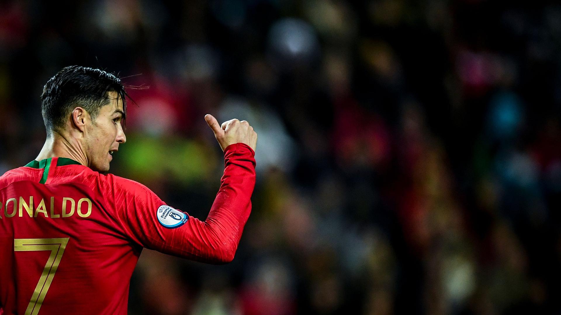 Portugal's forward Cristiano Ronaldo gestures during the Euro 2020 Group B football qualification match between Portugal and Lithuania at the Algarve stadium in Faro, on November 14, 2019. (Photo by PATRICIA DE MELO MOREIRA / AFP)