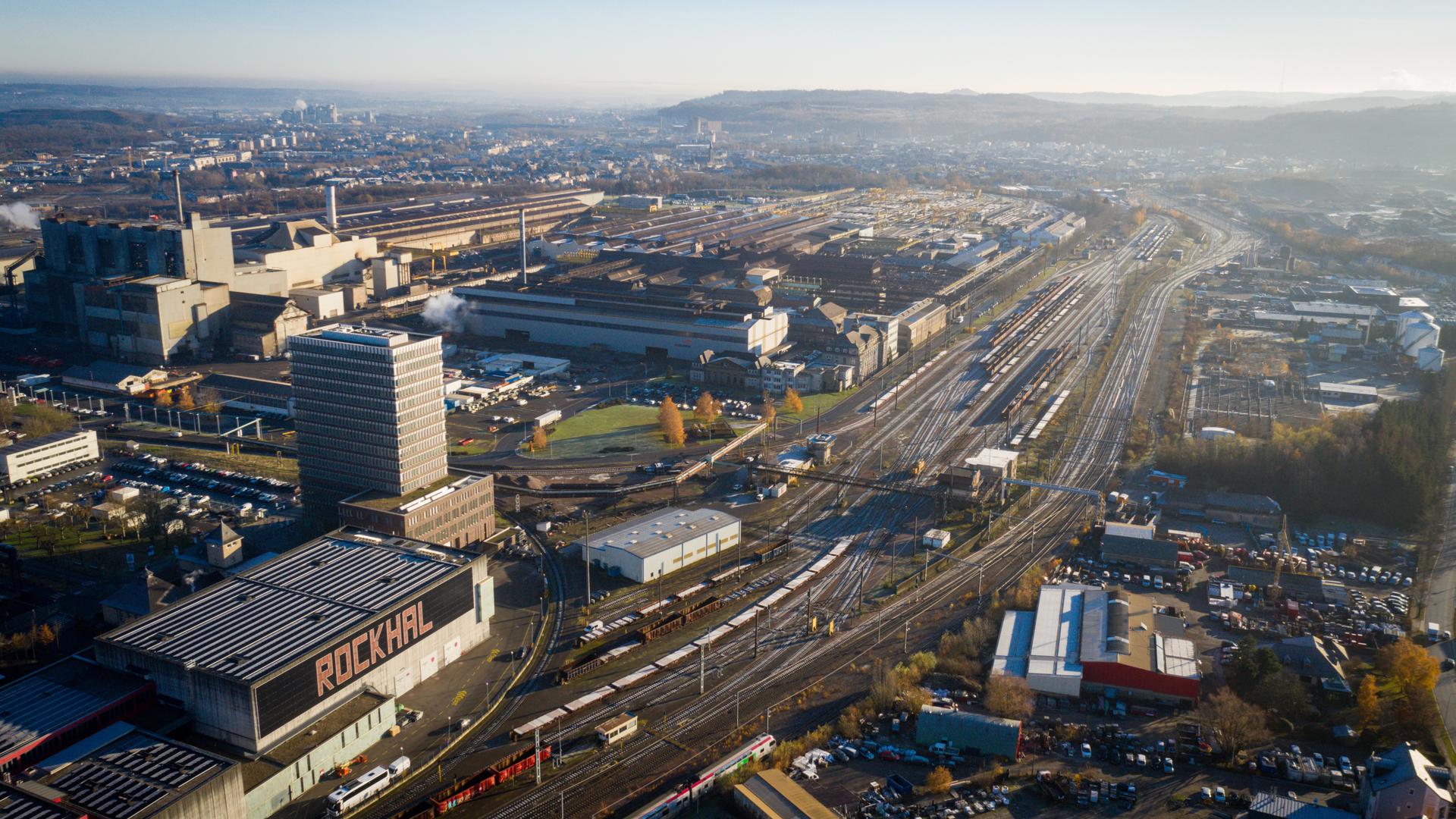 Le tracé du futur tronçon de la PC8 reliera Esch à Belval (premier plan) de ce côté-ci.
