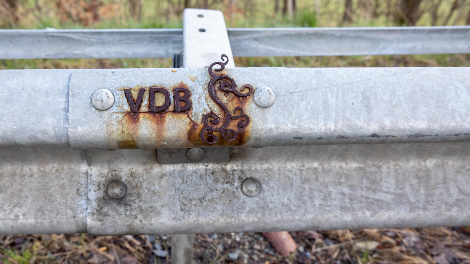 Sur les lieux de l'accident, les lettres «VDB» ont été inscrites en mémoire du policier décédé lors des événements tragiques d'il y a quatre ans.
