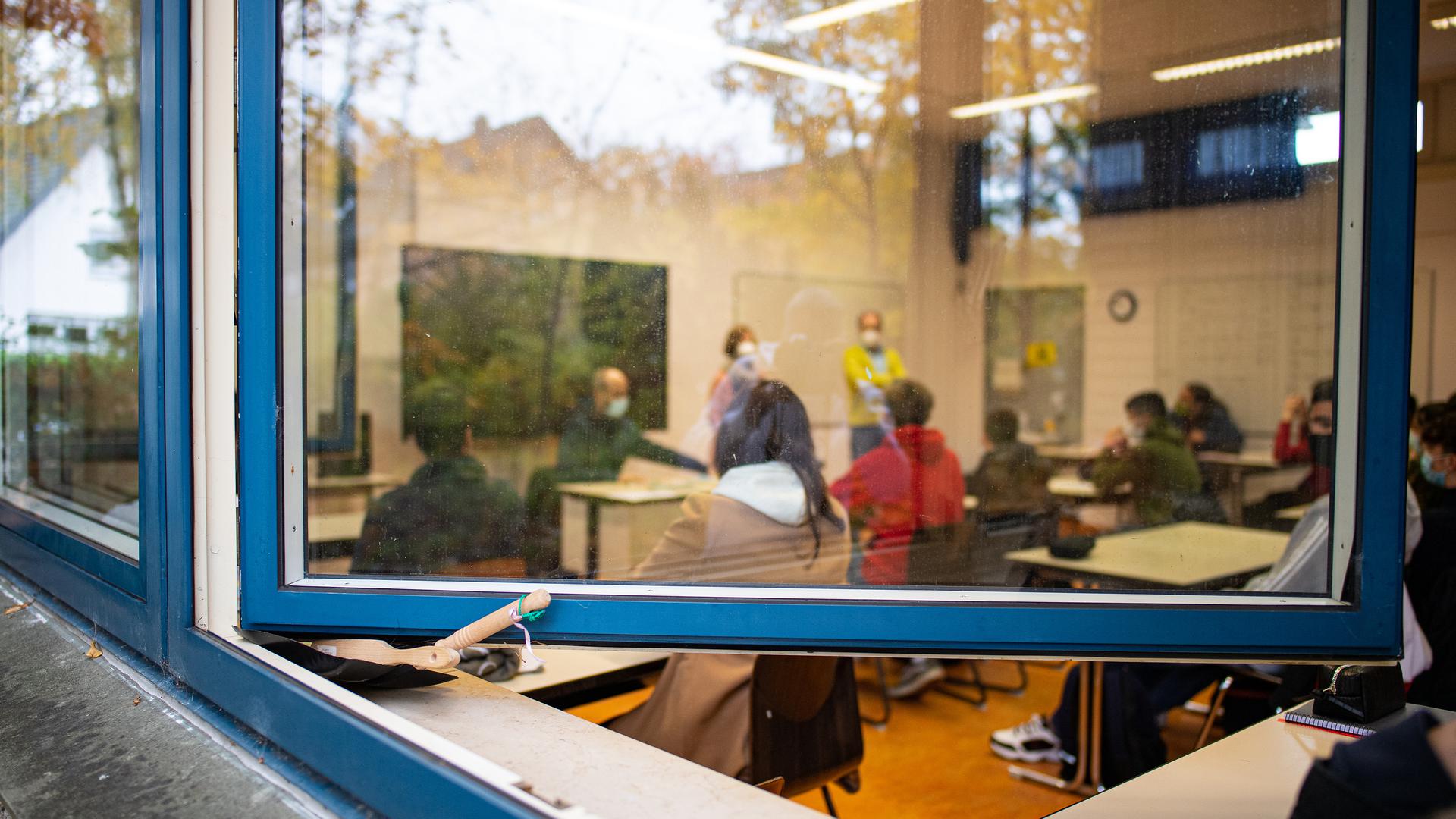 Si des détecteurs de CO2 seront installés dans les salles de classe, aérer régulièrement reste l'une des recommandations du ministère.