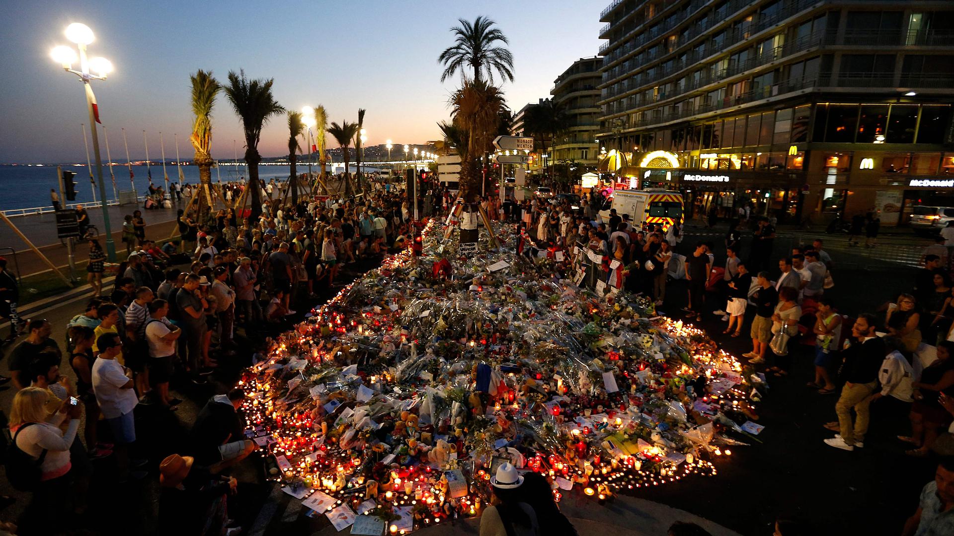 Le recueillement et l'hommage sur la Promenade des Anglais à l'été 2016, après l'attentat du 14 juillet. 