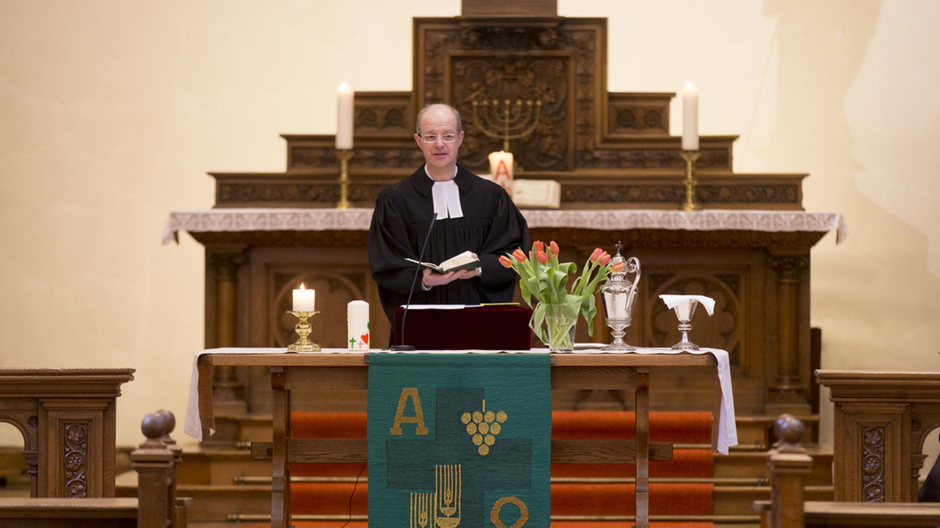 Le pasteur Volker Beba en pleine prédication