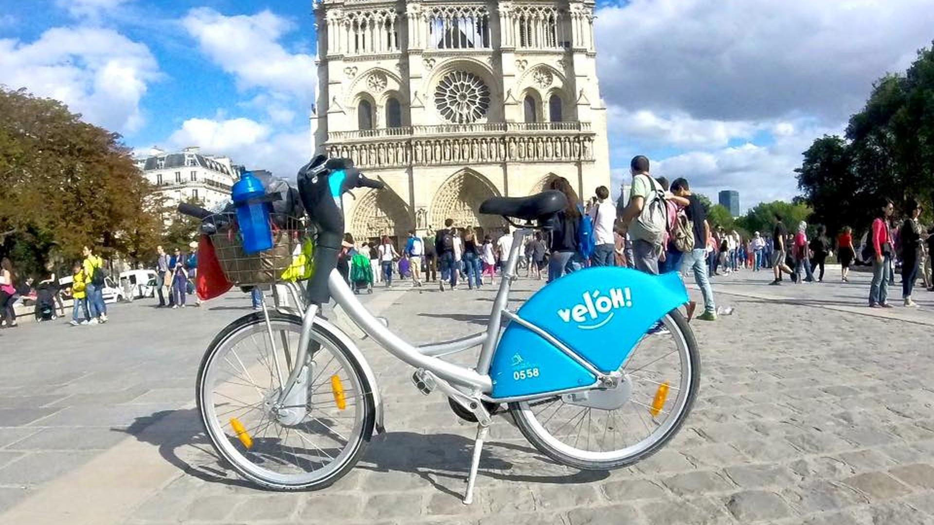 Le Vél'Oh luxembourgeois de Sébastien Cayotte avec Notre-Dame de Paris en arrière-plan.