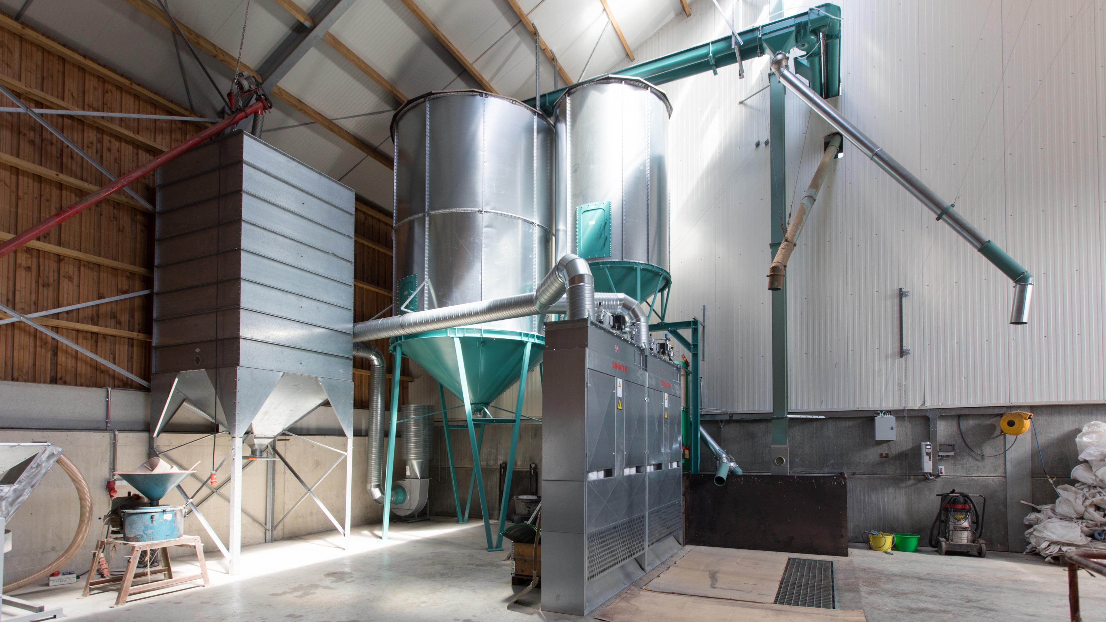 Plusieurs granges servent à dépoussiérer les grains du chanvre puis à les stocker dans des silos tout au long de l'année.