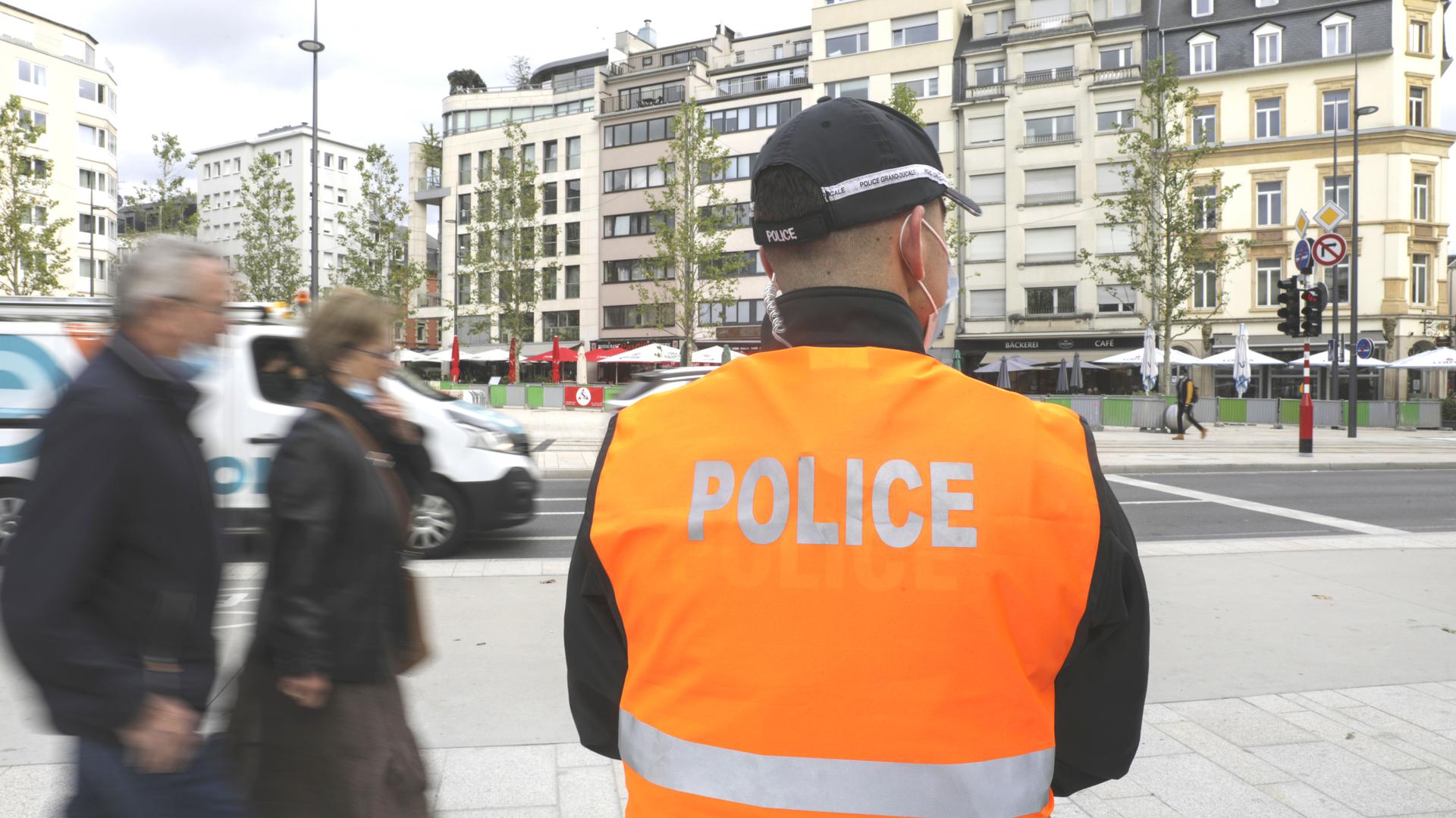 La présence policière renforcée, annoncée par le ministre Kox, n'a pas tardé à être visible dans les zones "sensibles" de la capitale (aux abords de la gare, à Bonnevoie et au centre-ville).