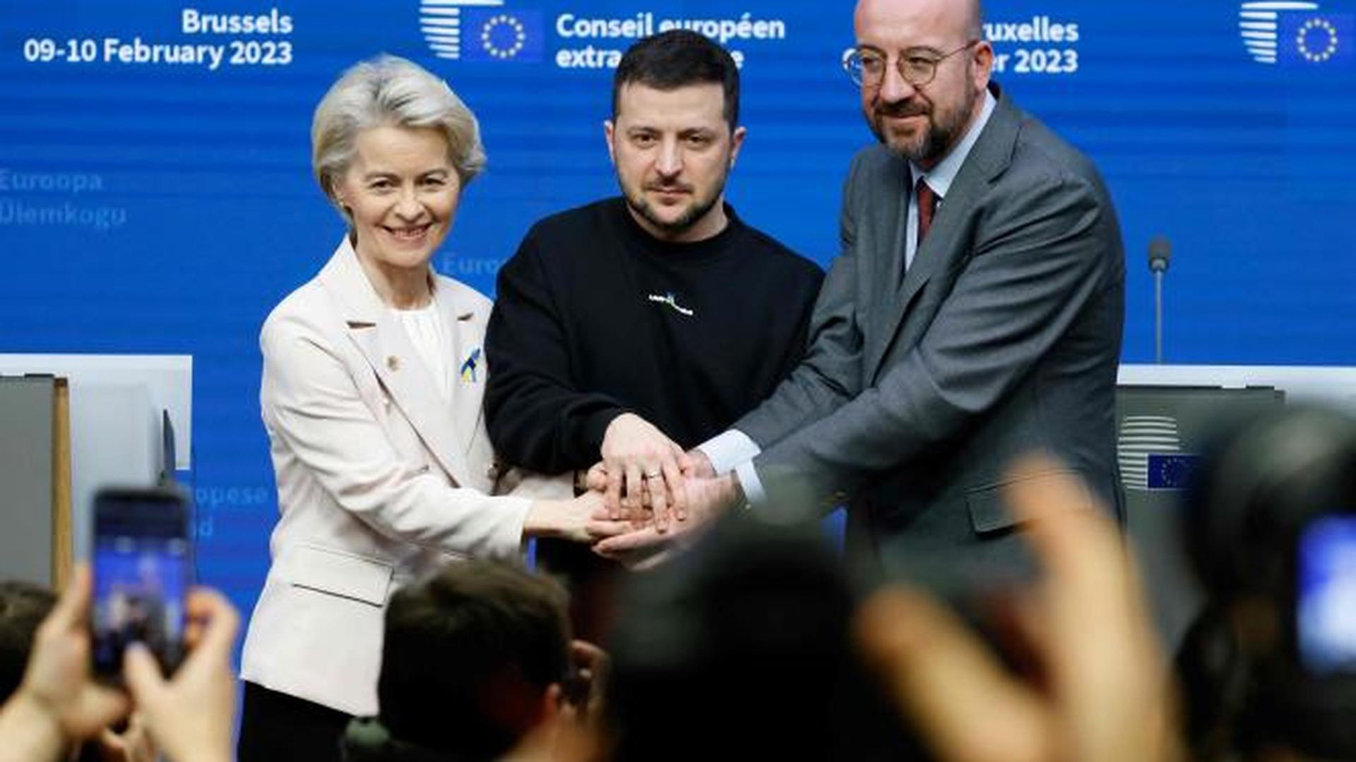 Volodomyr Zelensky aux côtés d'Ursula von der Leyen, présidente de la Commission européenne, et de Charles Michel, président du Conseil européen, à Bruxelles.