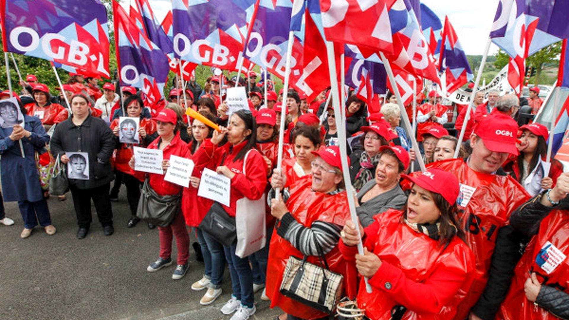 Le piquet de protestation de l'OGBL a fait grand bruit devant le siège de Dussman Service à Niederanven.