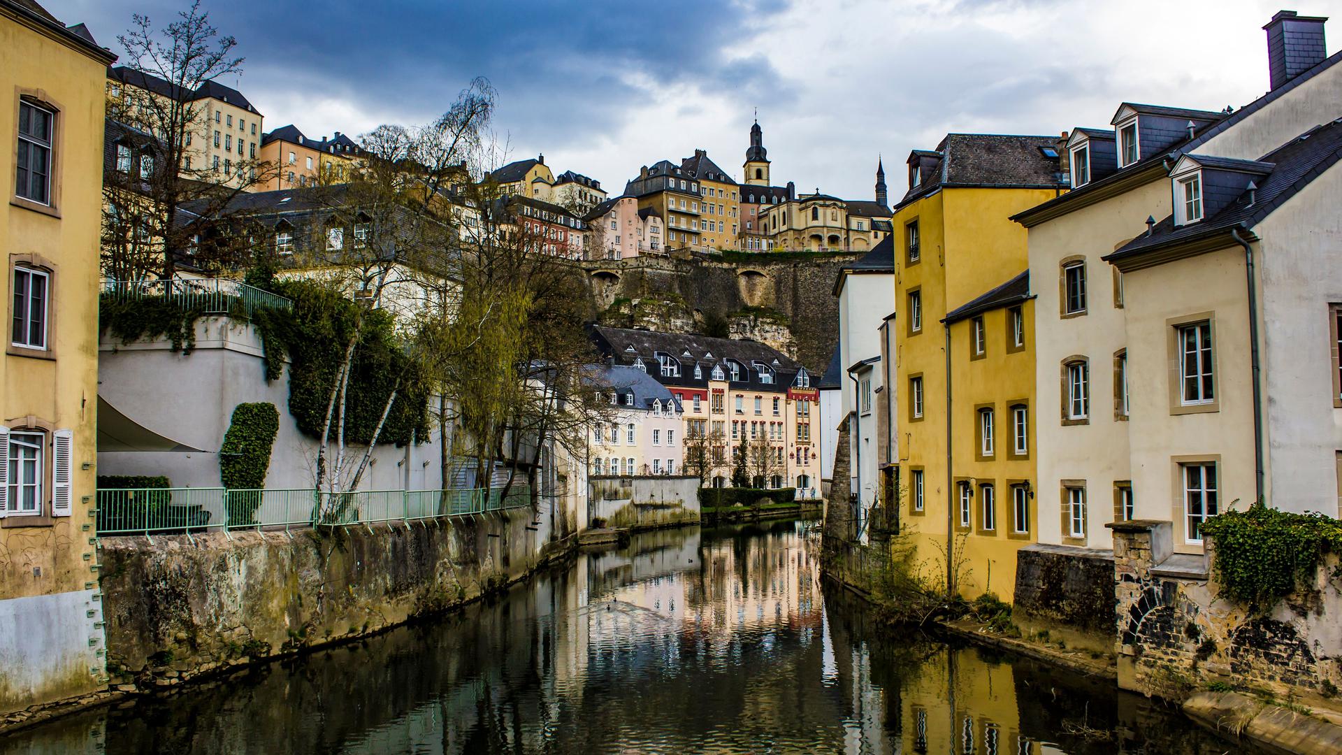 L'âge moyen de la population est de 40,1 ans pour les femmes et de 38,6 ans pour les hommes. Les habitants étrangers sont significativement plus jeunes que les Luxembourgeois.