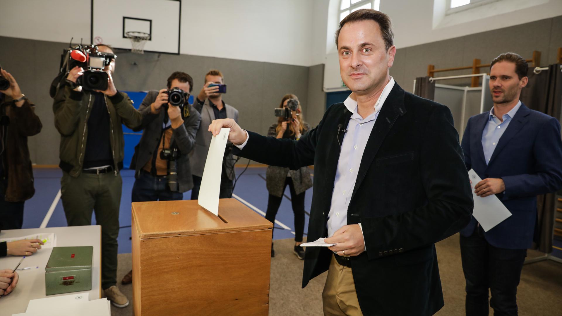 Le Premier ministre Xavier Bettel (DP) au bureau de vote de Bonnevoie.