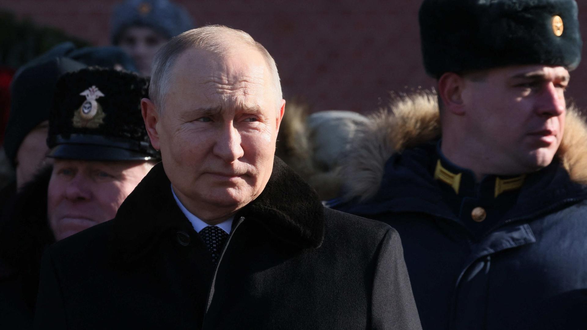 Russian President Vladimir Putin  attends a wreath-laying ceremony at the Eternal Flame and the Unknown Soldier's Grave in the Alexander Garden during an event marking Defender of the Fatherland Day in Moscow on February 23, 2023. (Photo by Mikhail Metzel / Sputnik / AFP)