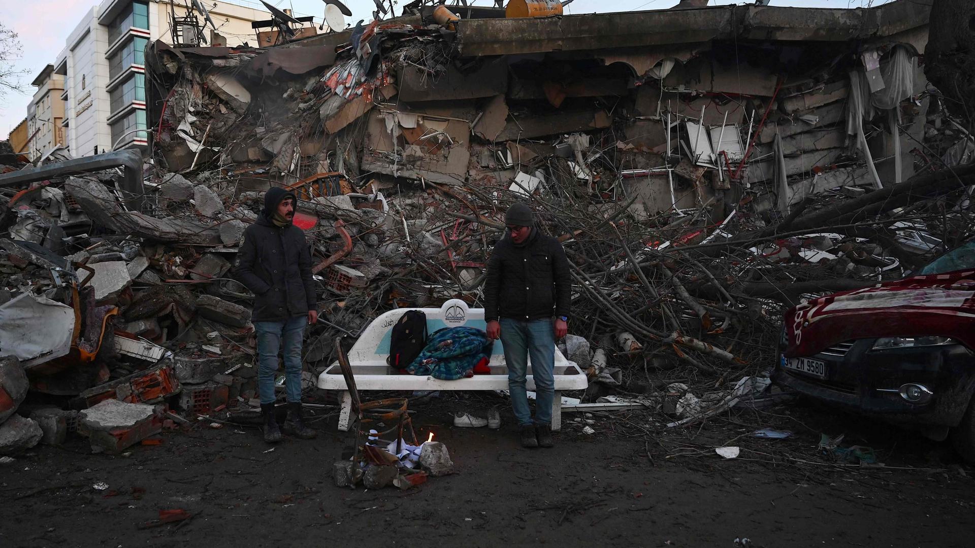 Des habitants au milieu des décombres d'immeubles dans la ville de Kahramanmaras.