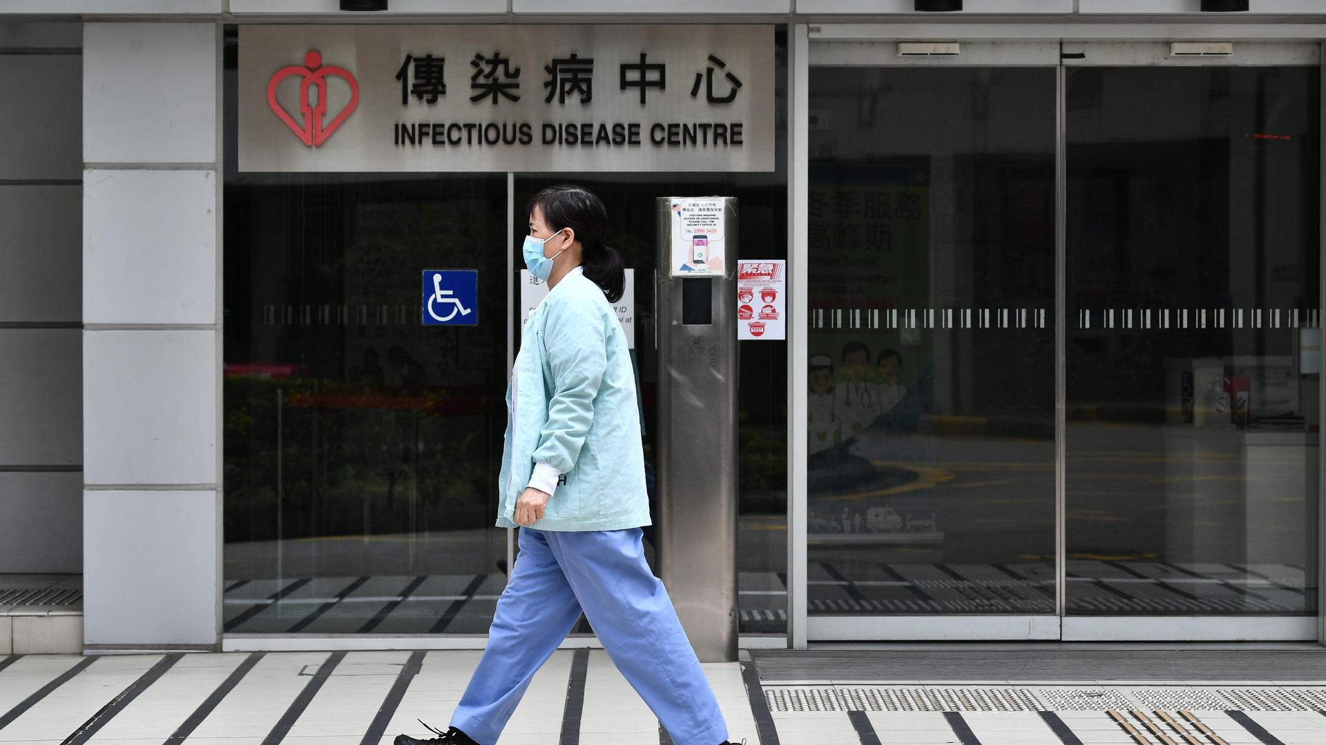 La victime est un octogénaire de Hong Kong qui s'était rendu en janvier à Wuhan, épicentre du virus, avant de retourner dans le territoire semi-autonome le 23 janvier à bord d'un train express.
