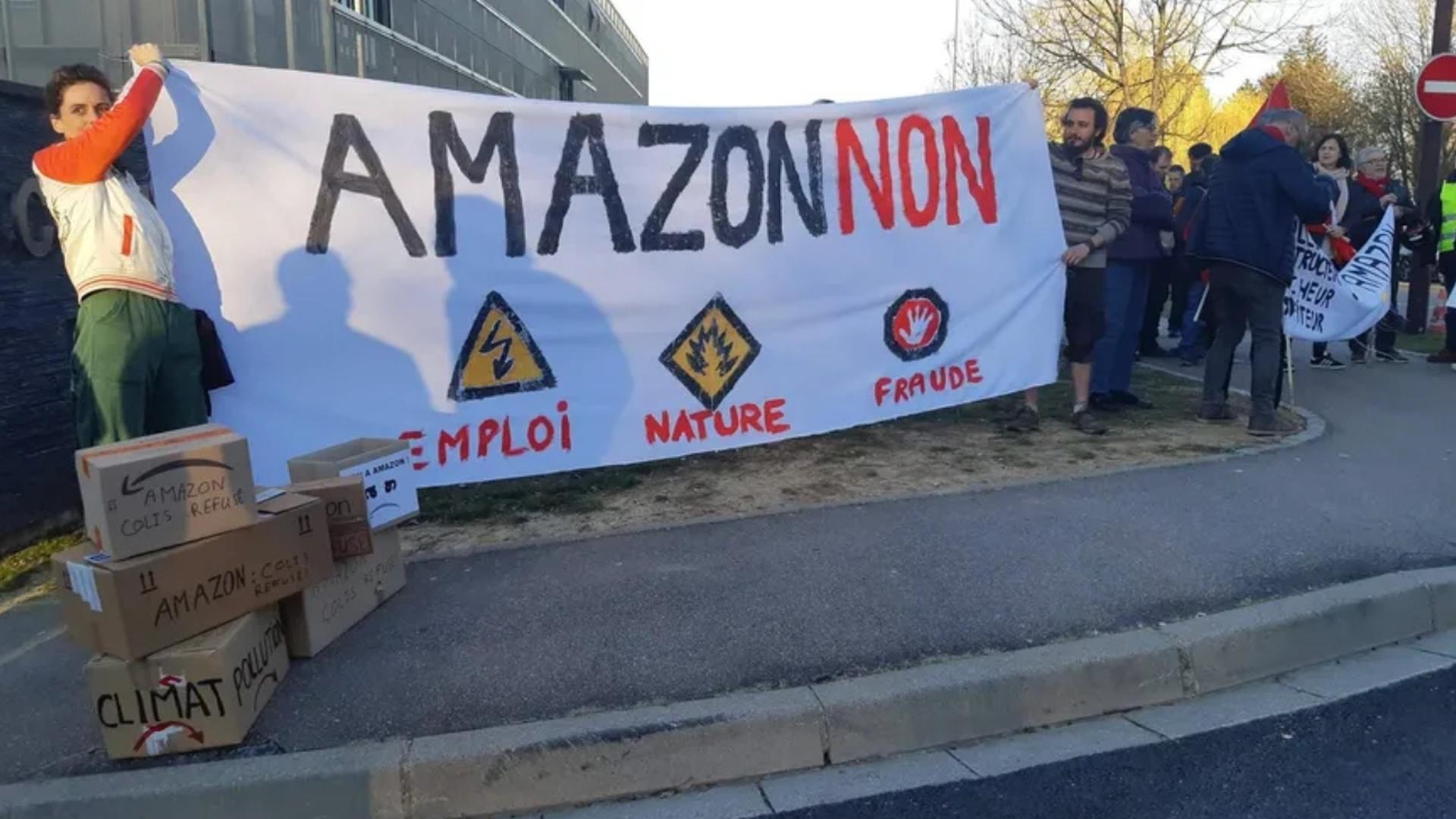 Militants anti-Amazon, membres du collectif «Marche pour le climat», Gilets jaunes, militants communistes et membres du groupe «Stop Amazon», ont fait du bruit