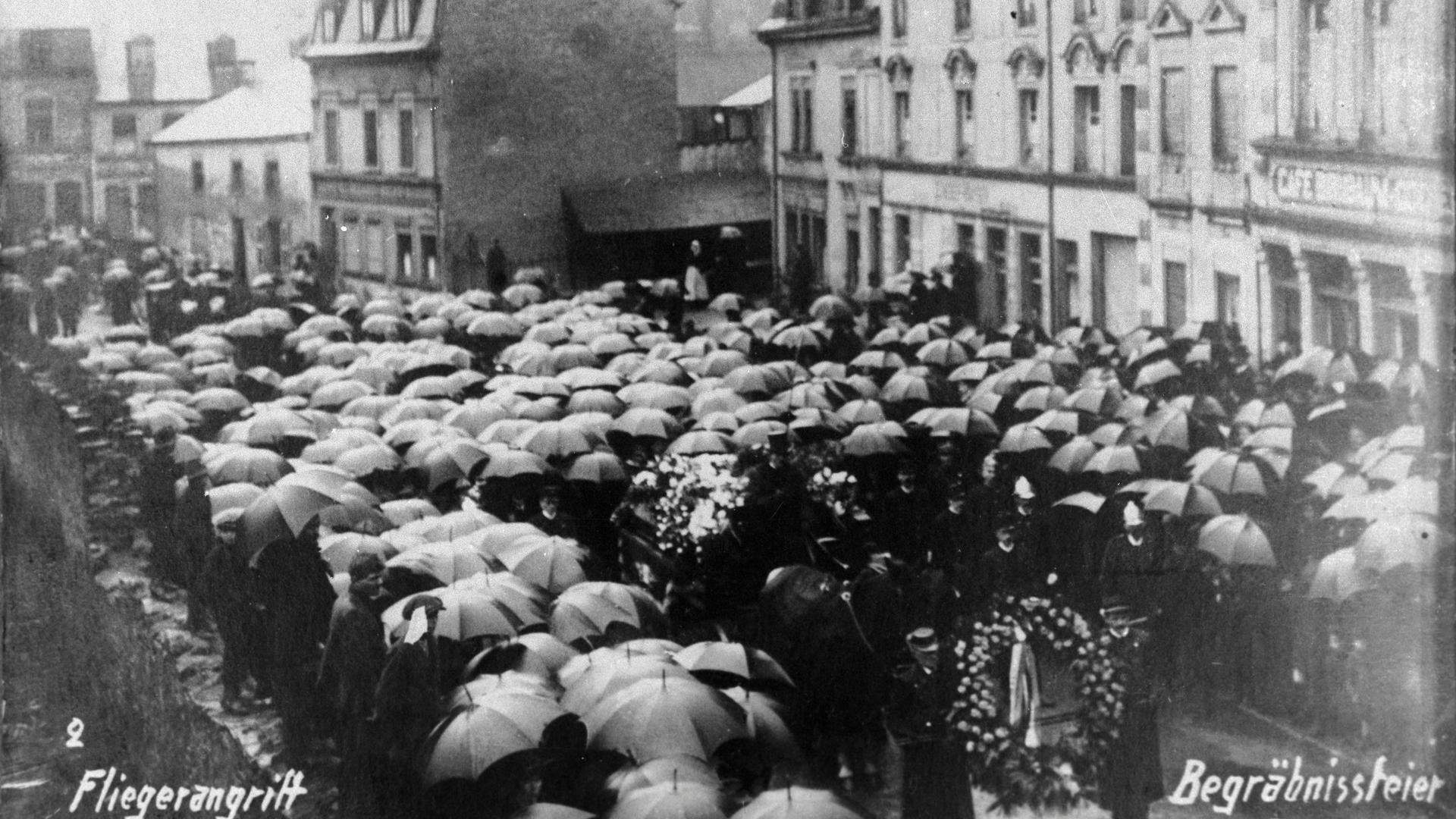 Le samedi suivant l'attaque de Bonnevoie, le 30 mars 1918, cinq des victimes de l'aviation furent enterrées à Bonnevoie. Outre des centaines de citoyens, des représentants de la famille grand-ducale et du gouvernement rendirent un dernier hommage aux victimes. 