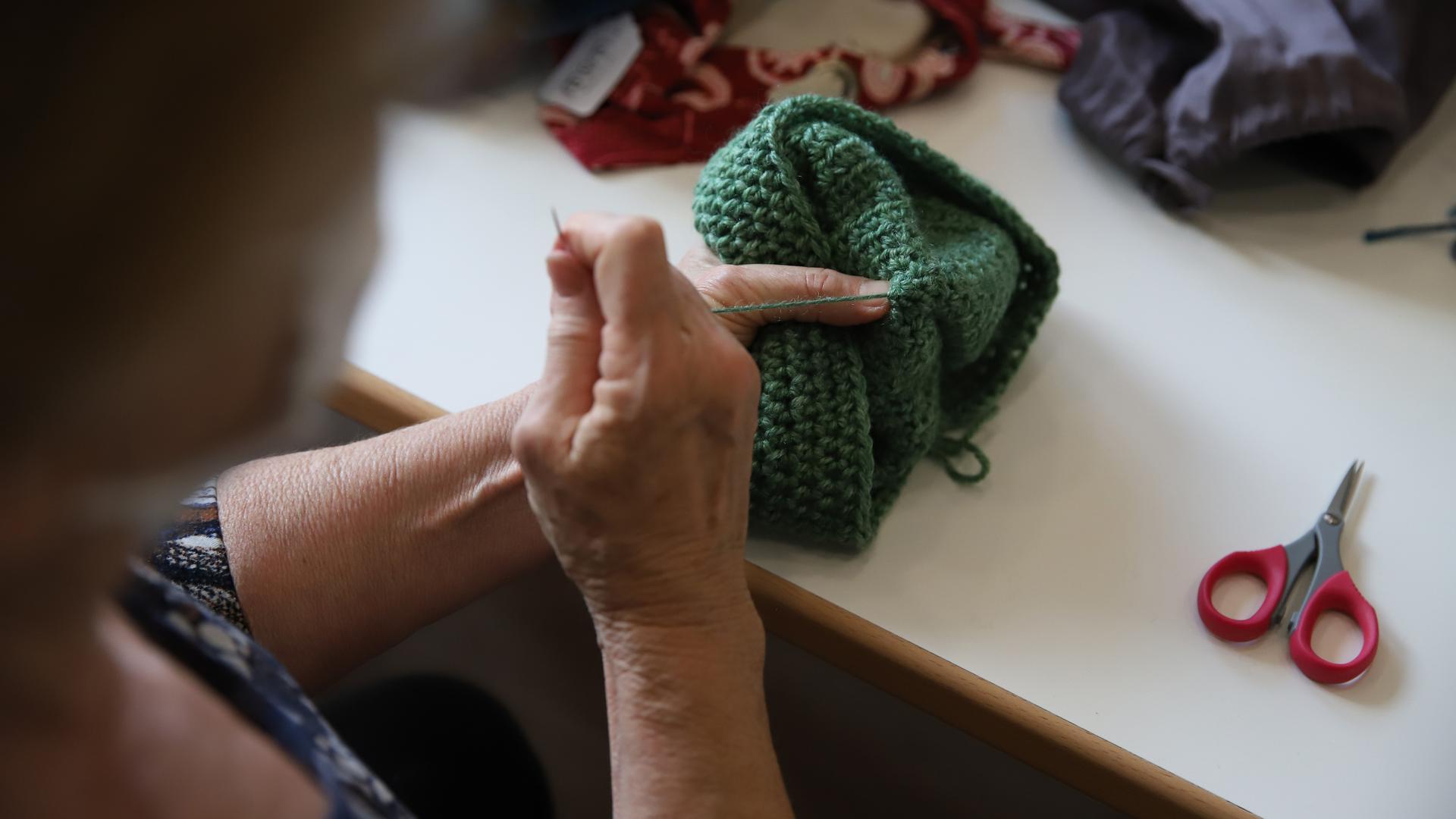Tout le monde peut apprendre à tricoter ici : des tricoteuses expérimentées montrent comment faire.