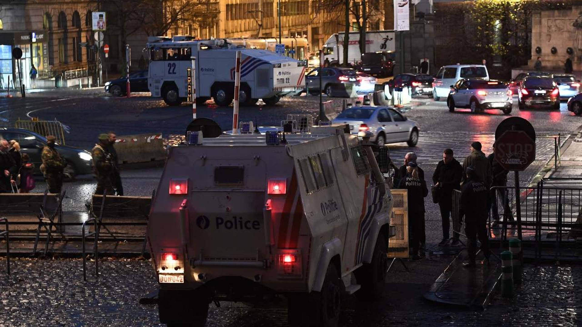 Le procès très médiatique de Salah Abdeslam, devait à l'origine s'ouvrir ce lundi pour quatre jours, à Bruxelles où d'importants moyens de sécurité ont été mis en place le matin.