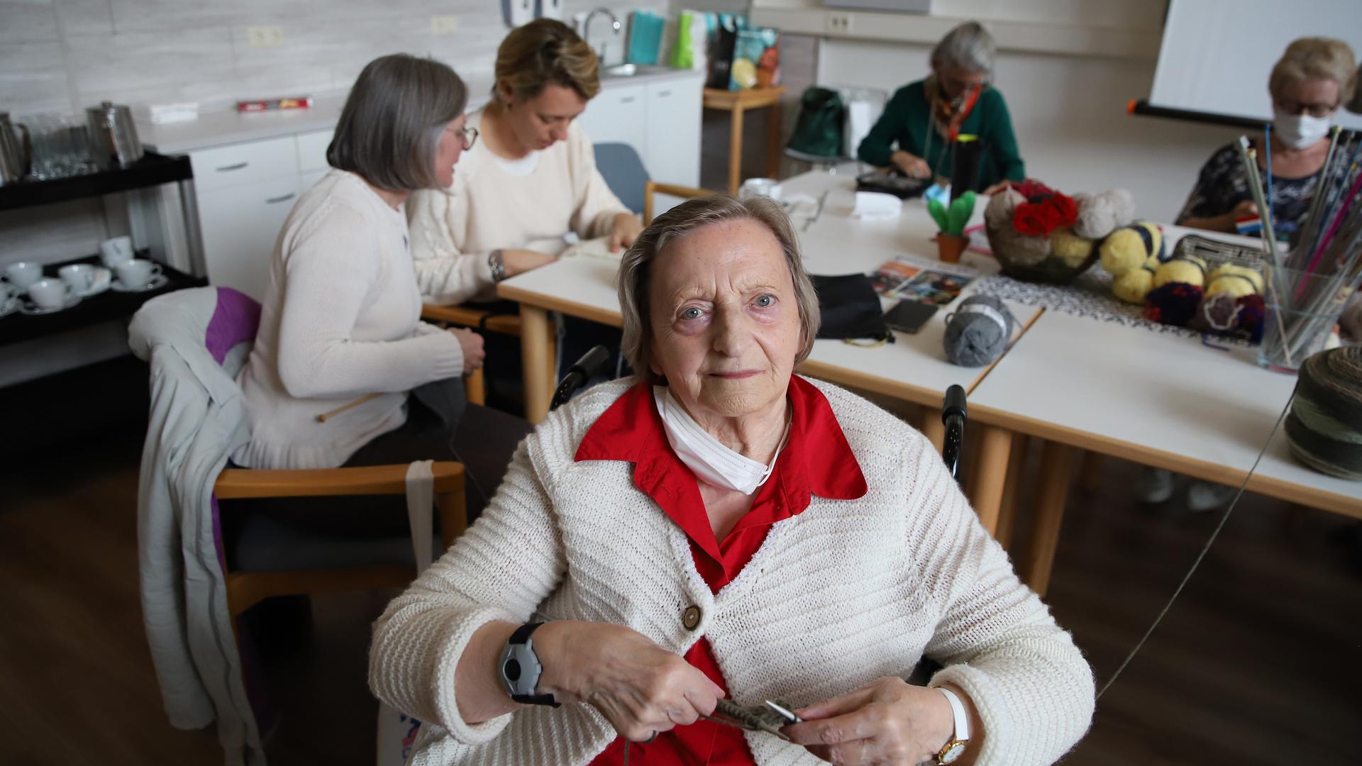 Franca Guidi, 85 ans, fait partie des tricoteuses depuis la création de Mamie et moi. L'Italienne se détend en pratiquant son hobby.
