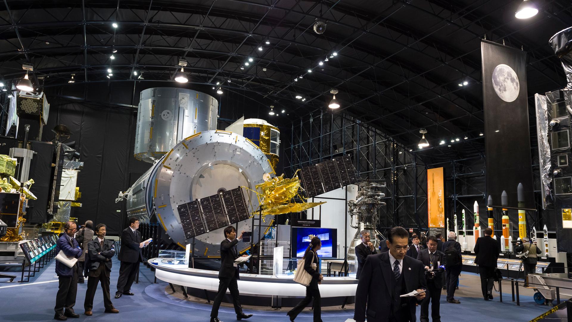 L'astronaute Wakata Koichi a guidé ses hôtes à travers le Centre spatial.