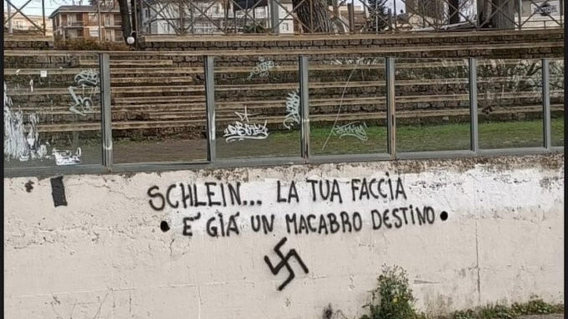 Une inscription sur un mur de la ville de Viterbe: «Schlein... ton visage est déjà un destin macabre.»