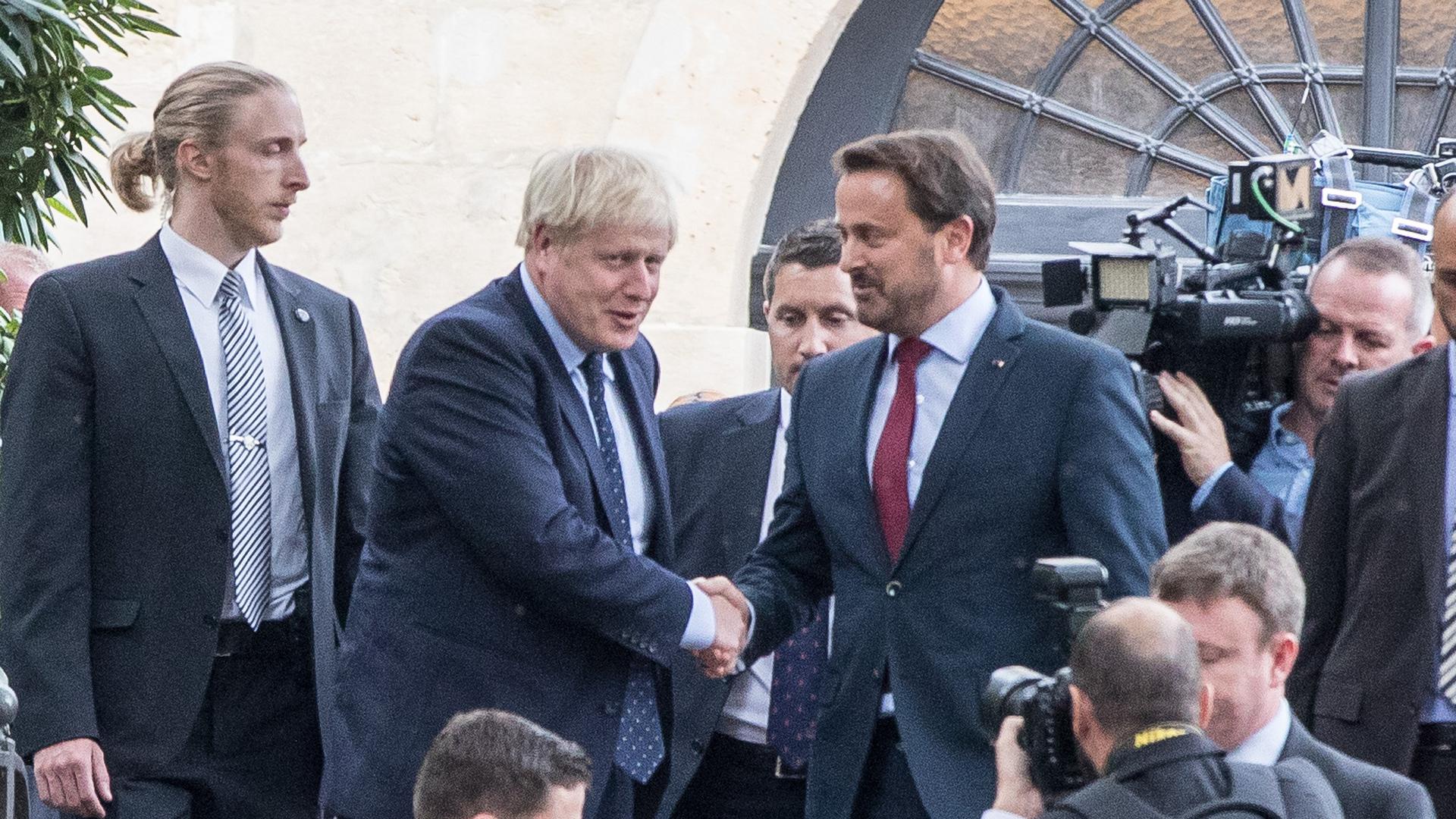 Une certaine distance sépare Boris Johnson (à g.) de Xavier Bettel lors de la poignée de mains officielle