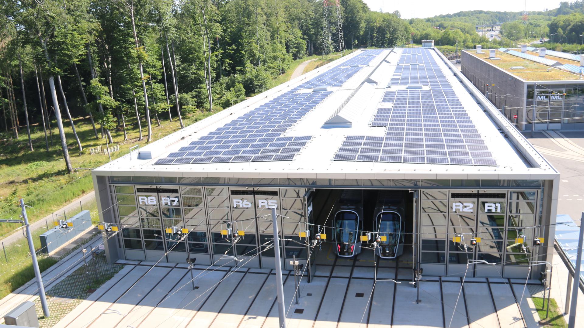 Le premier bâtiment du "Tramsschapp" est désormais totalement recouvert de panneaux photovoltaïques.