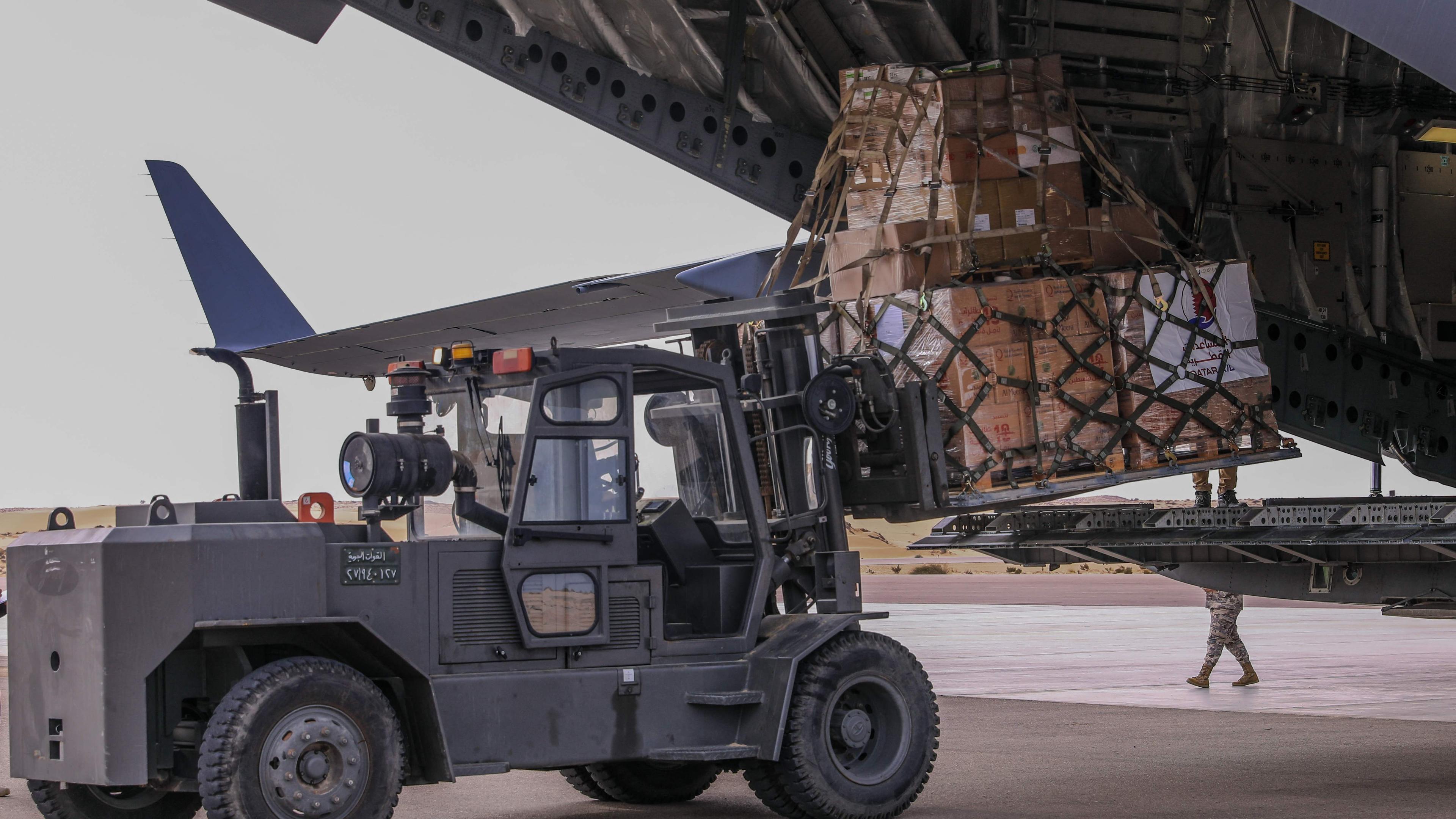 Cette image fournie par le ministère qatari des Affaires étrangères montre un chariot élévateur transportant une cargaison contenant de l’aide pour Gaza.