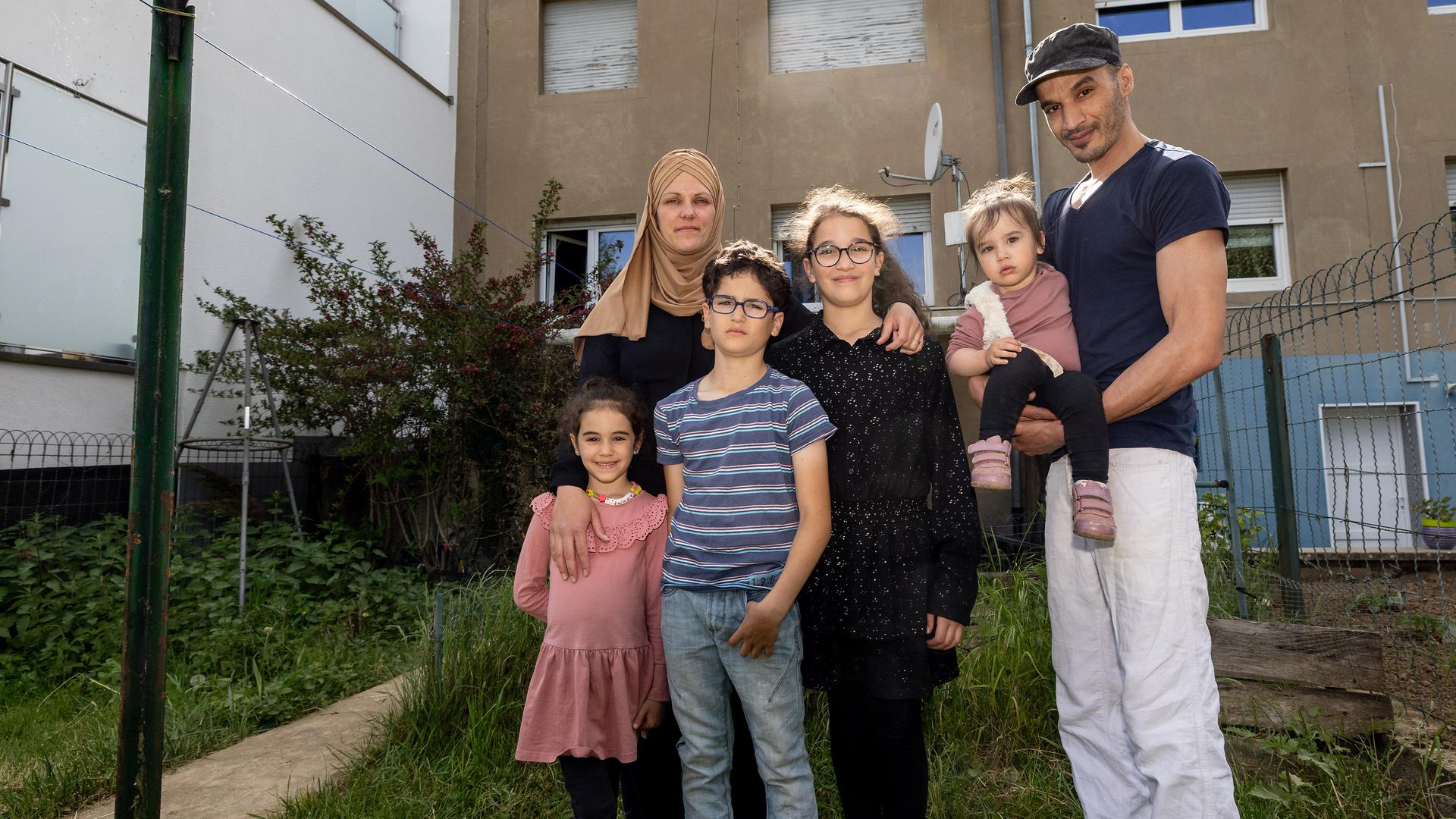 Une dernière photo de famille devant leur "encore maison" : depuis deux ans, la famille Berkhli de Pétange est à la recherche d'un logement - sans succès jusqu'à présent. 