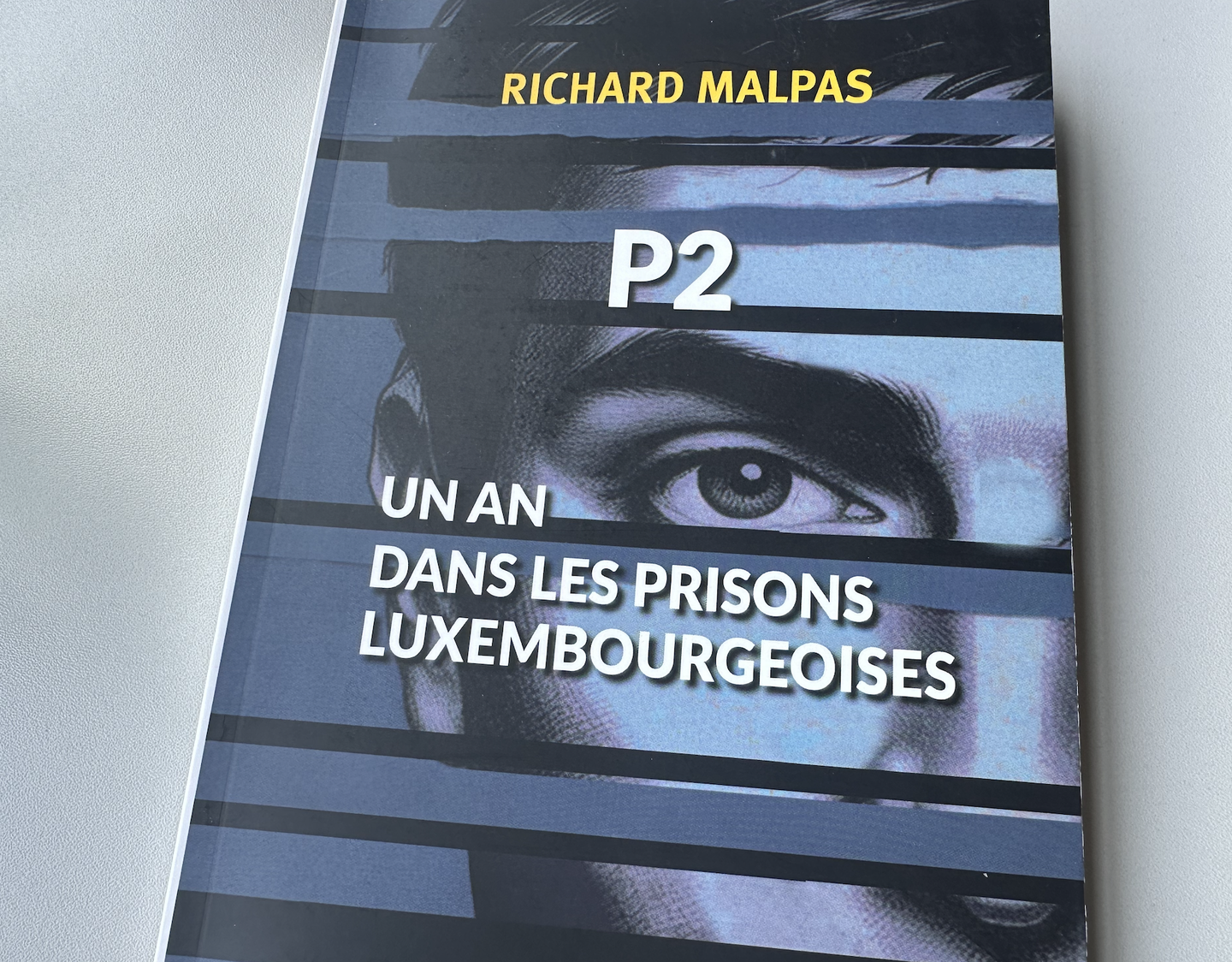 Richard Malpas raconte l’épreuve de la prison à travers une série de portraits.