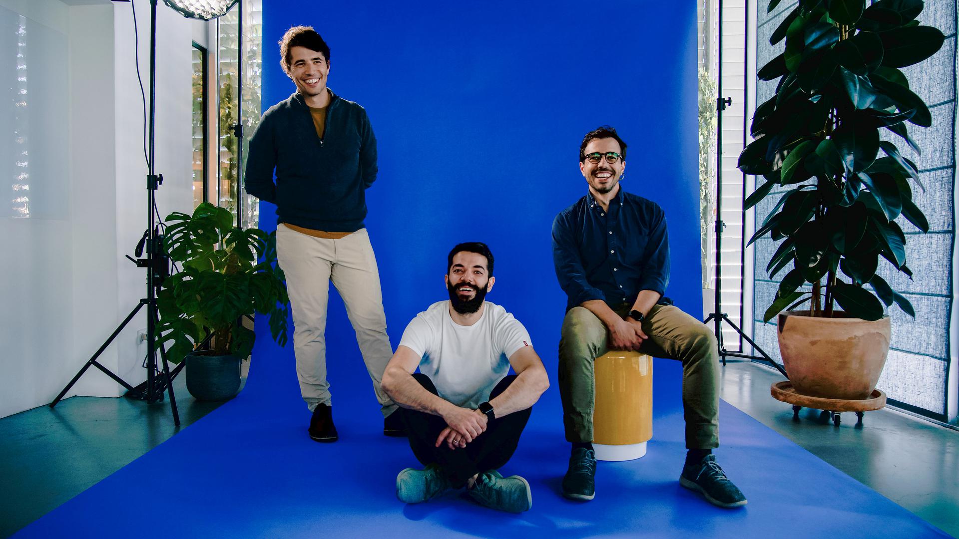 Micael Oliveira avec les frères Luís et João Batalha, les autres cofondateurs d'Amplemarket