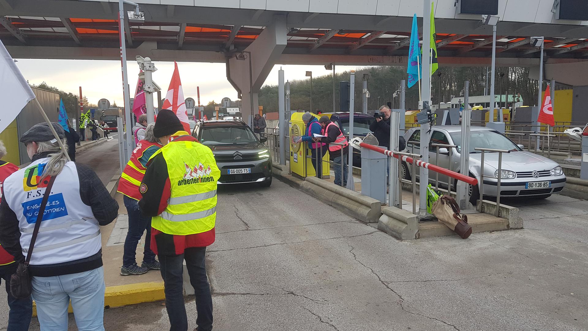 Opération "péage gratuit" sur l'autoroute A4 à Saint-Avold (Moselle) ce mardi matin.