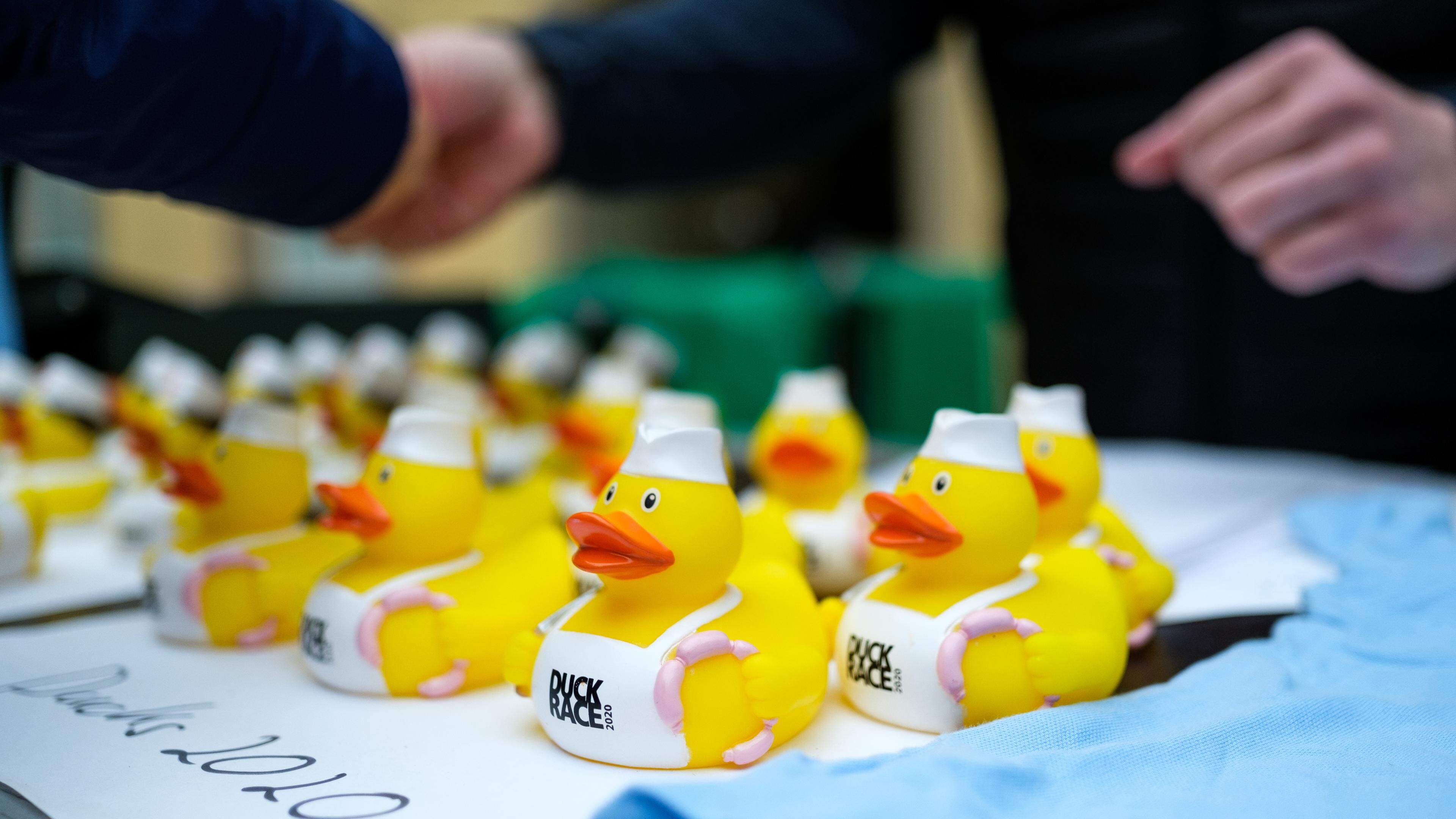 La Duck Race est avant tout un événement caritatif.