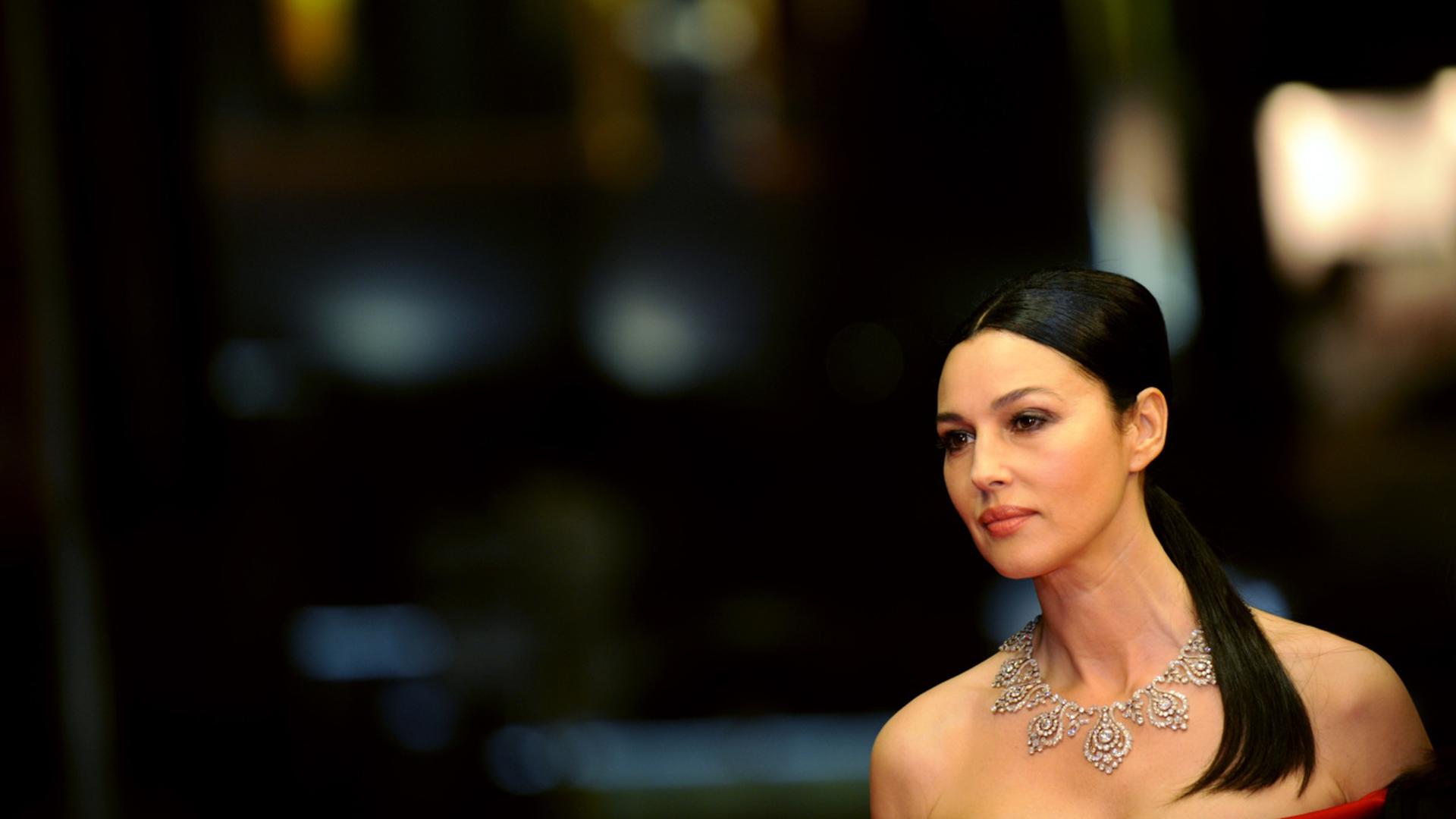 (FILES) This file photo taken on May 16, 2009 shows Italian actress Monica Bellucci posing while arriving for the screening of the movie "Ne Te Retourne Pas" (Don't Look Back) out of competition at the 62nd Cannes Film Festival. / AFP PHOTO / ANNE-CHRISTINE POUJOULAT