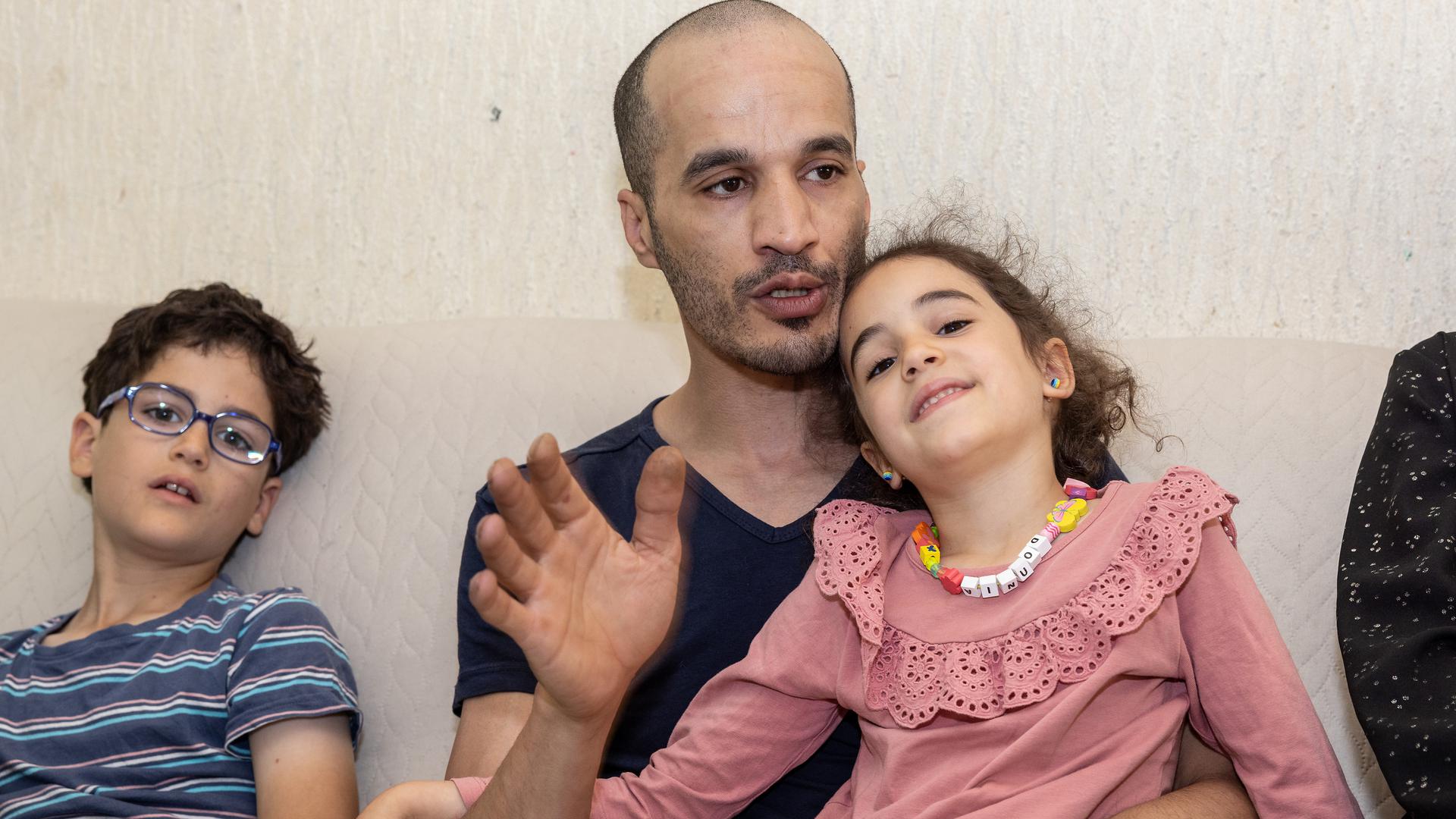 Vater Youssef (40 Jahre) mit dem neunjährigen Yassine und der fünfjährigen Dounia.