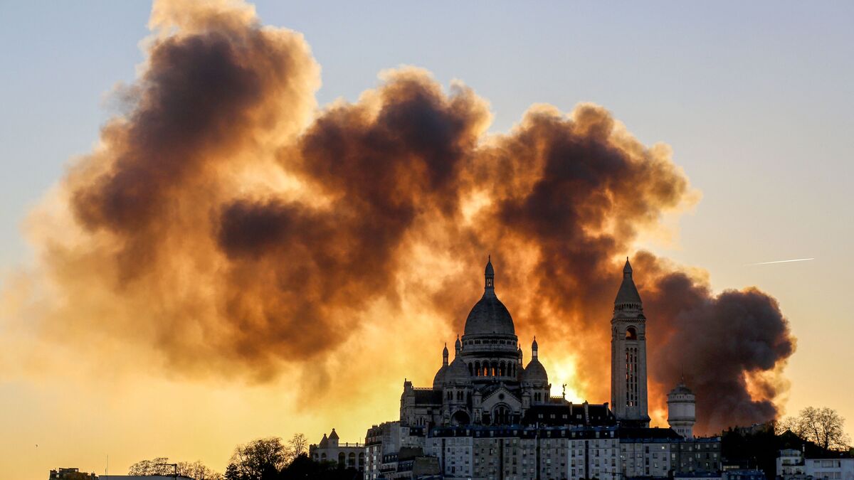 Spectacular Fire Devastates Northern Paris Waste Center - News Directory 3