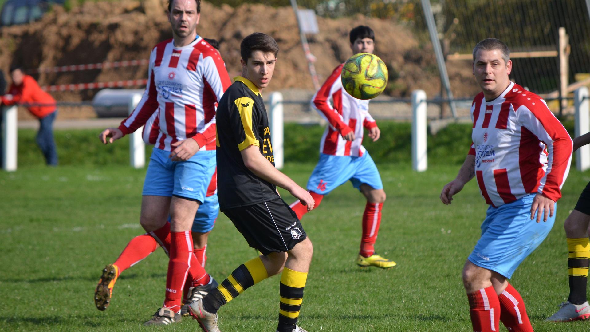 Reisdorf (en rouge et blanc) a dominé Christnach sur le score de 5-2. 