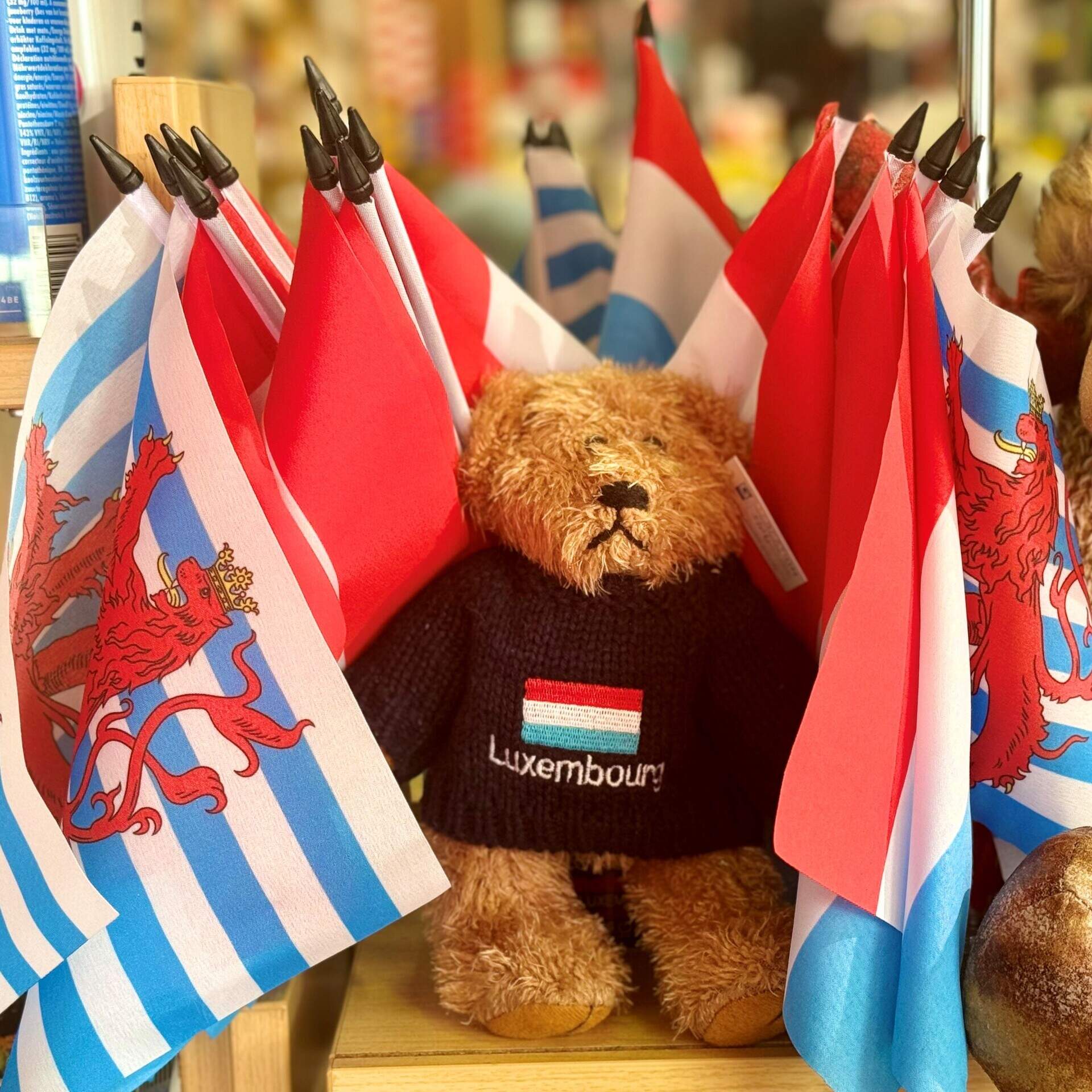 Drapeau Luxembourg avec pied et mât : Guide complet pour une présentation professionnelle en Drapeau Luxembourg avec pied et mât : Guide complet pour une présentation professionnelle en