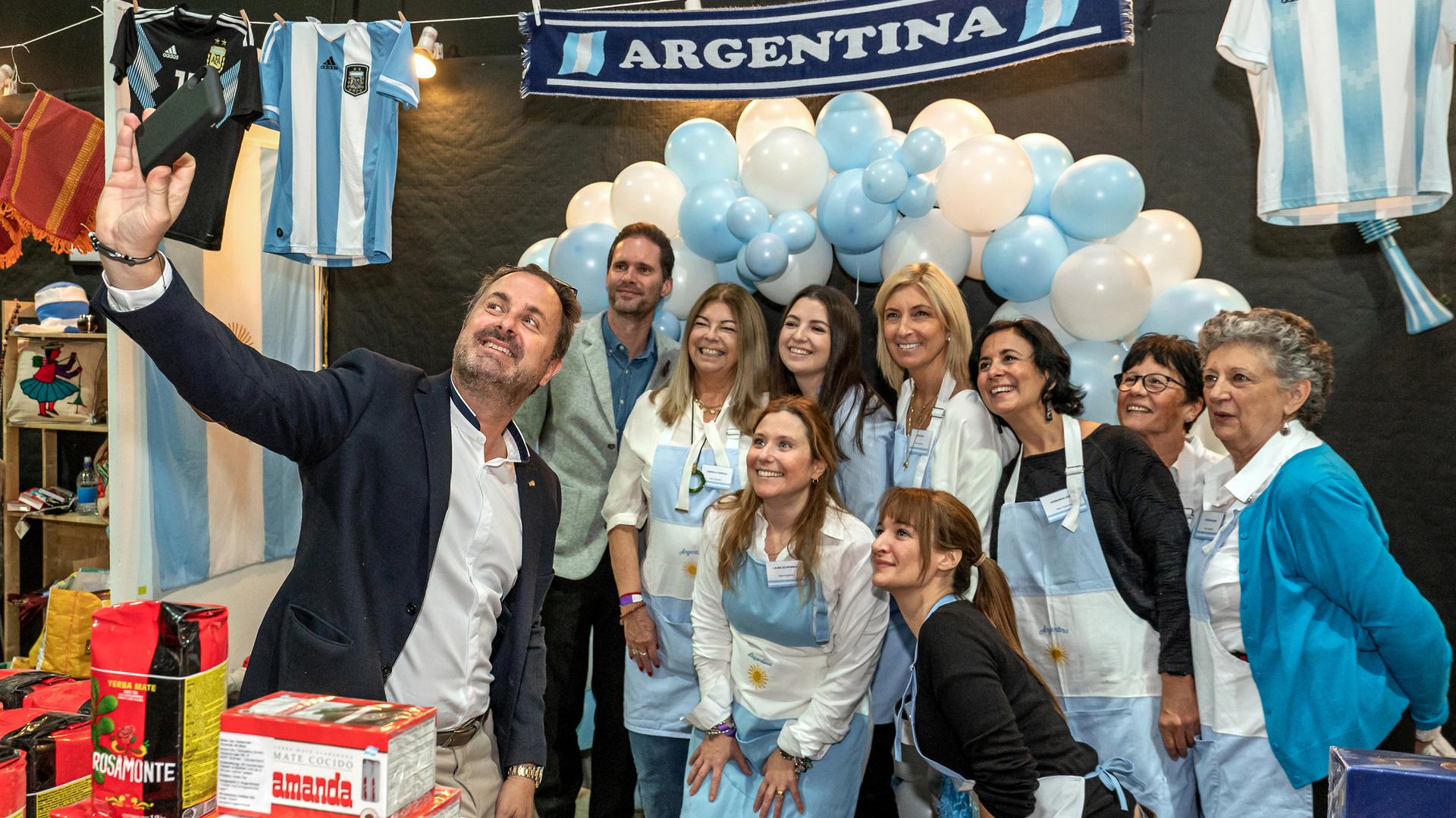 Un selfie au stand argentin avec le Premier ministre Xavier Bettel. 