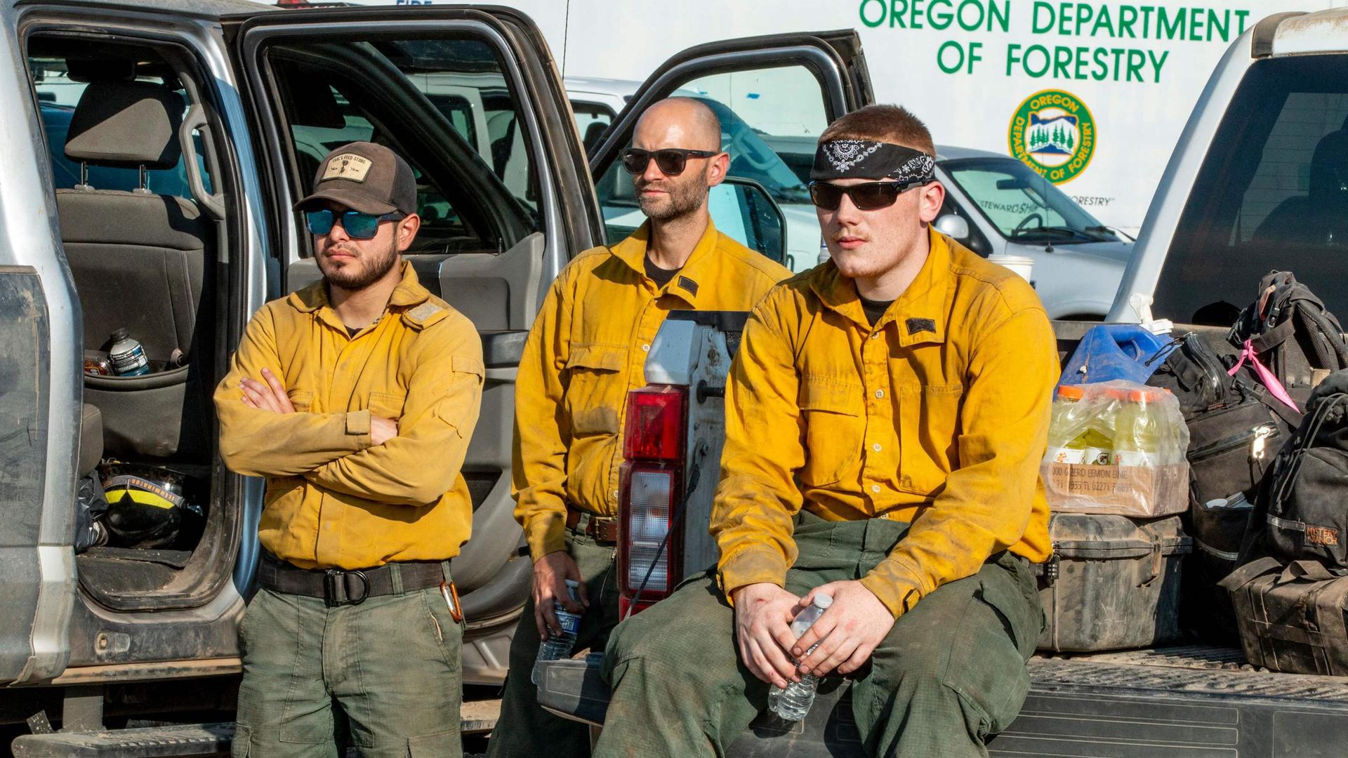 Au briefing du matin, force est de constater pour ces pompiers de l'Oregon que les flammes progressent encore.