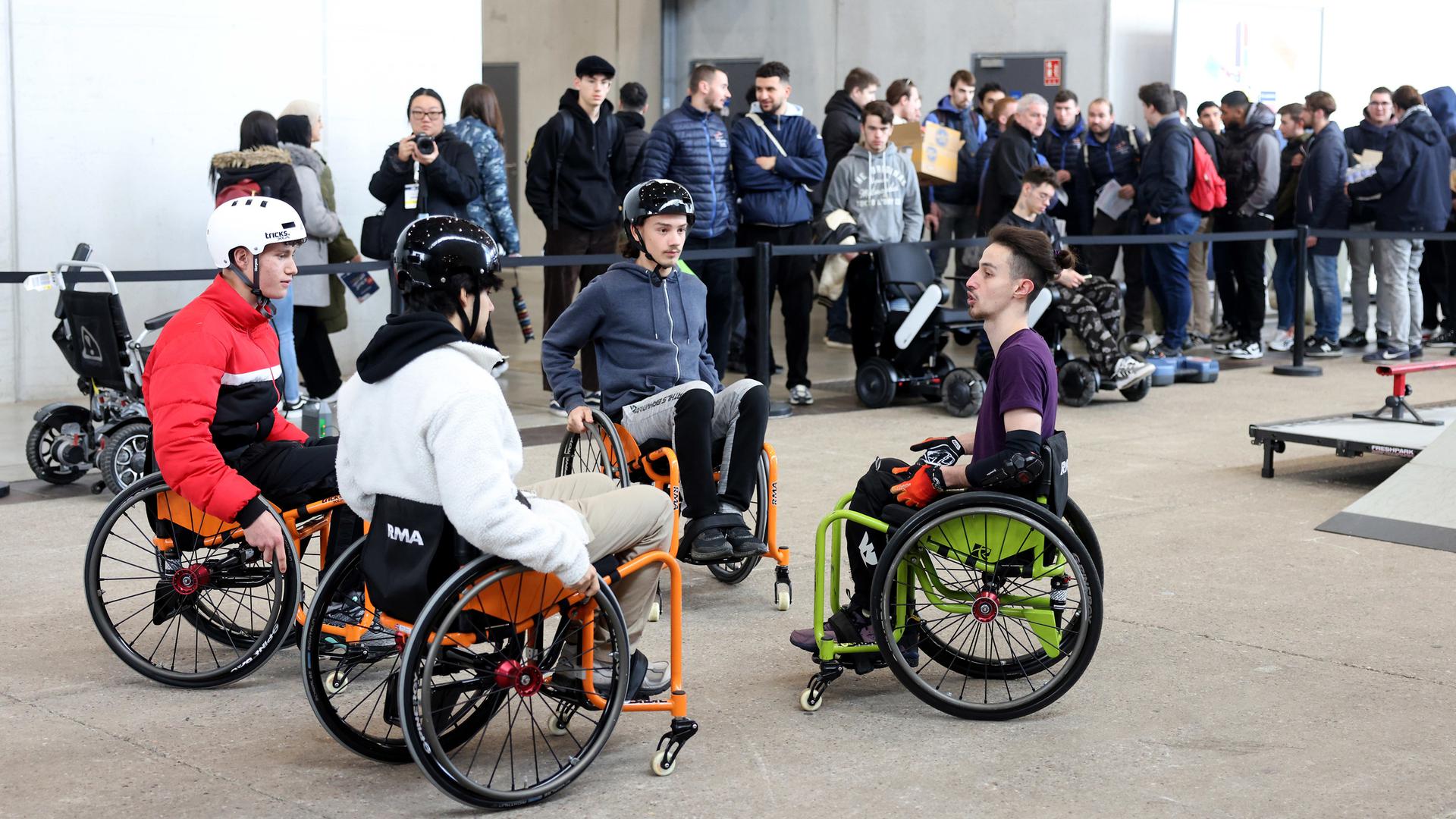 Un atelier "chaise roulante" pour permettre aux valides de connaître les sensations et difficultés d'une personne handicapée.