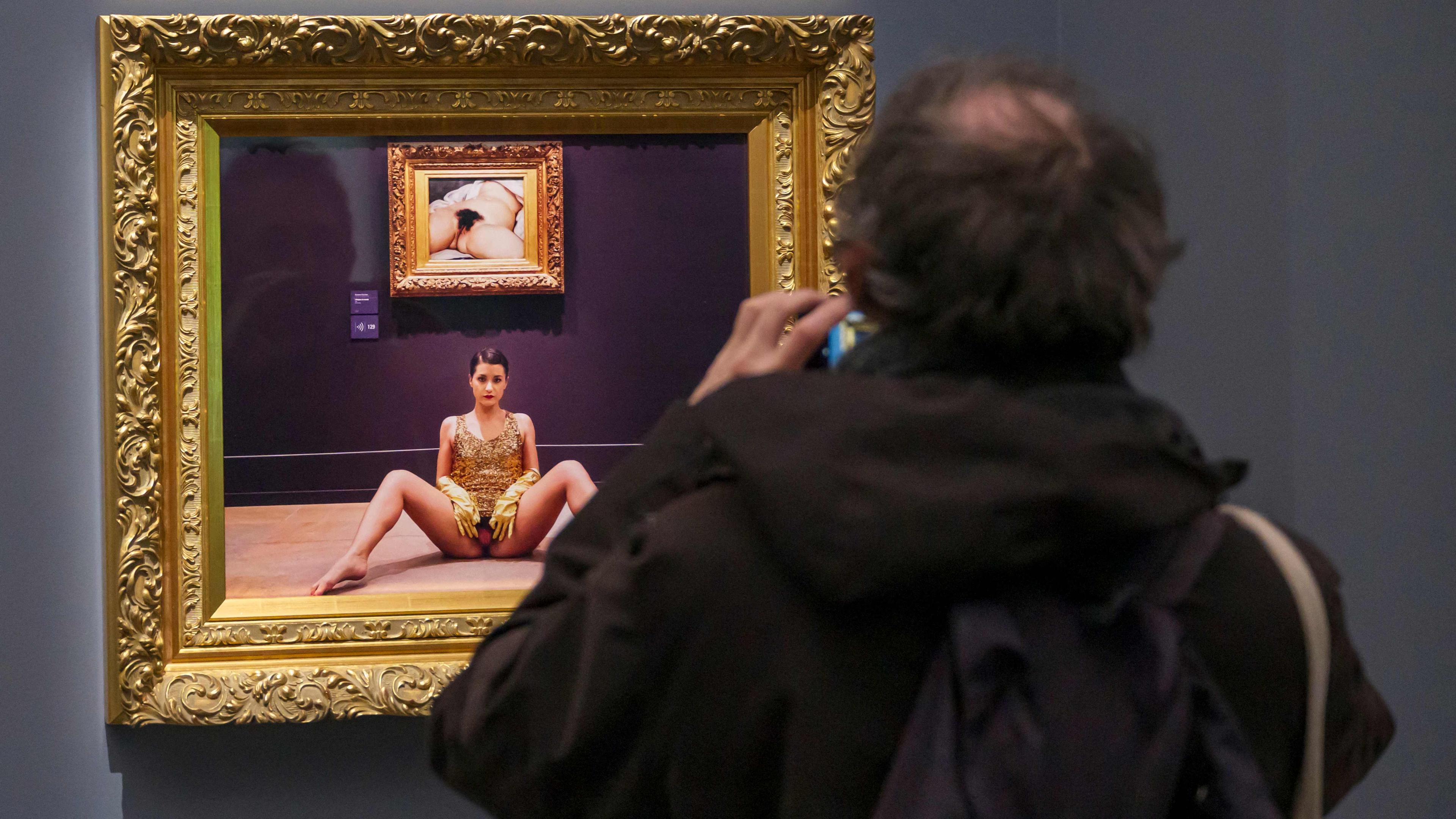 Une œuvre de Déborah de Robertis, posant les jambes écartées devant le tableau «L’Origine du monde» de Gustave Courbet, est exposé au Centre Pompidou-Metz dans le cadre de l’exposition Lacan. 